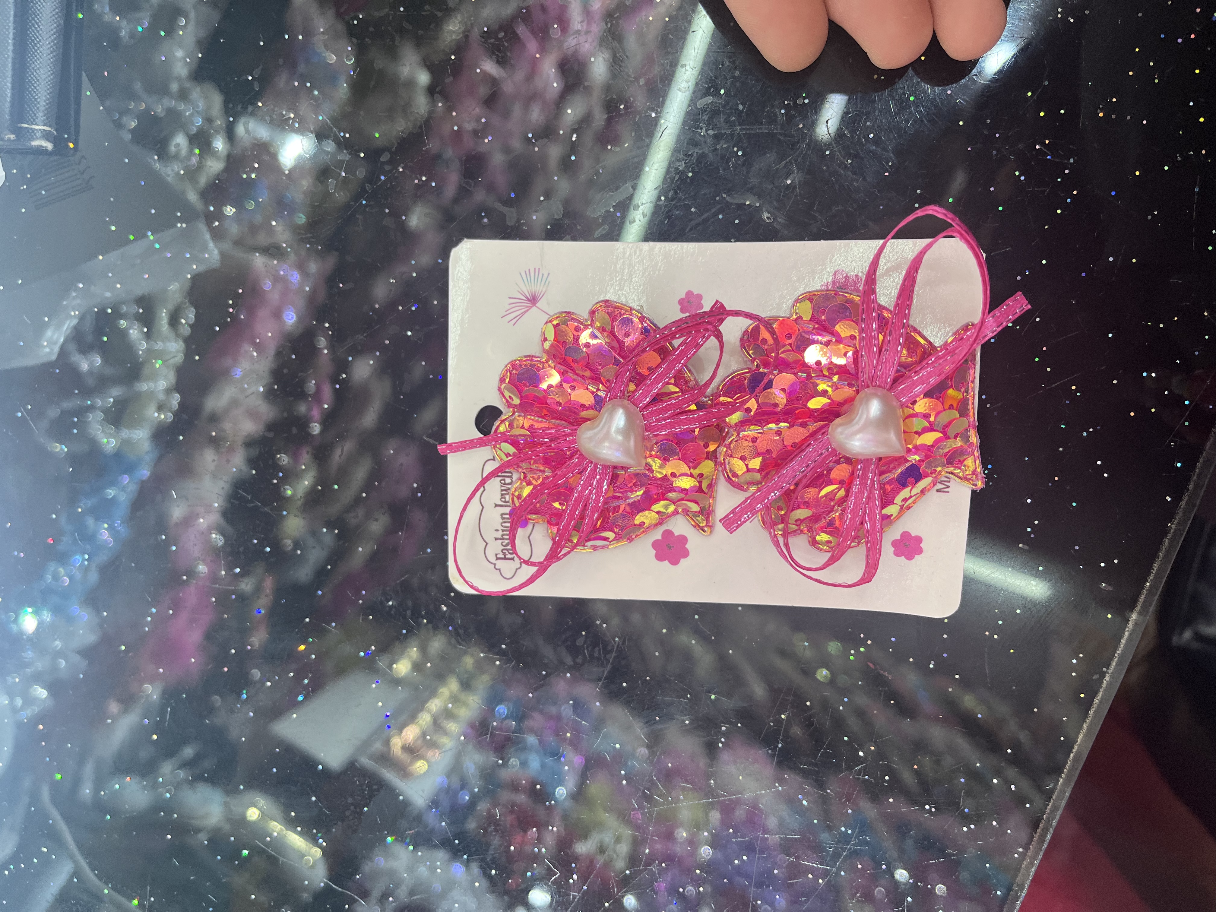 	1.	碎花布艺夹：柔棉印小雏菊，包边不磨肤，夹侧边碎发/刘海，搭碎花裙、白衬衫，夏日戴满是清新元气，日常通勤约会都适配。wo
白底实物图