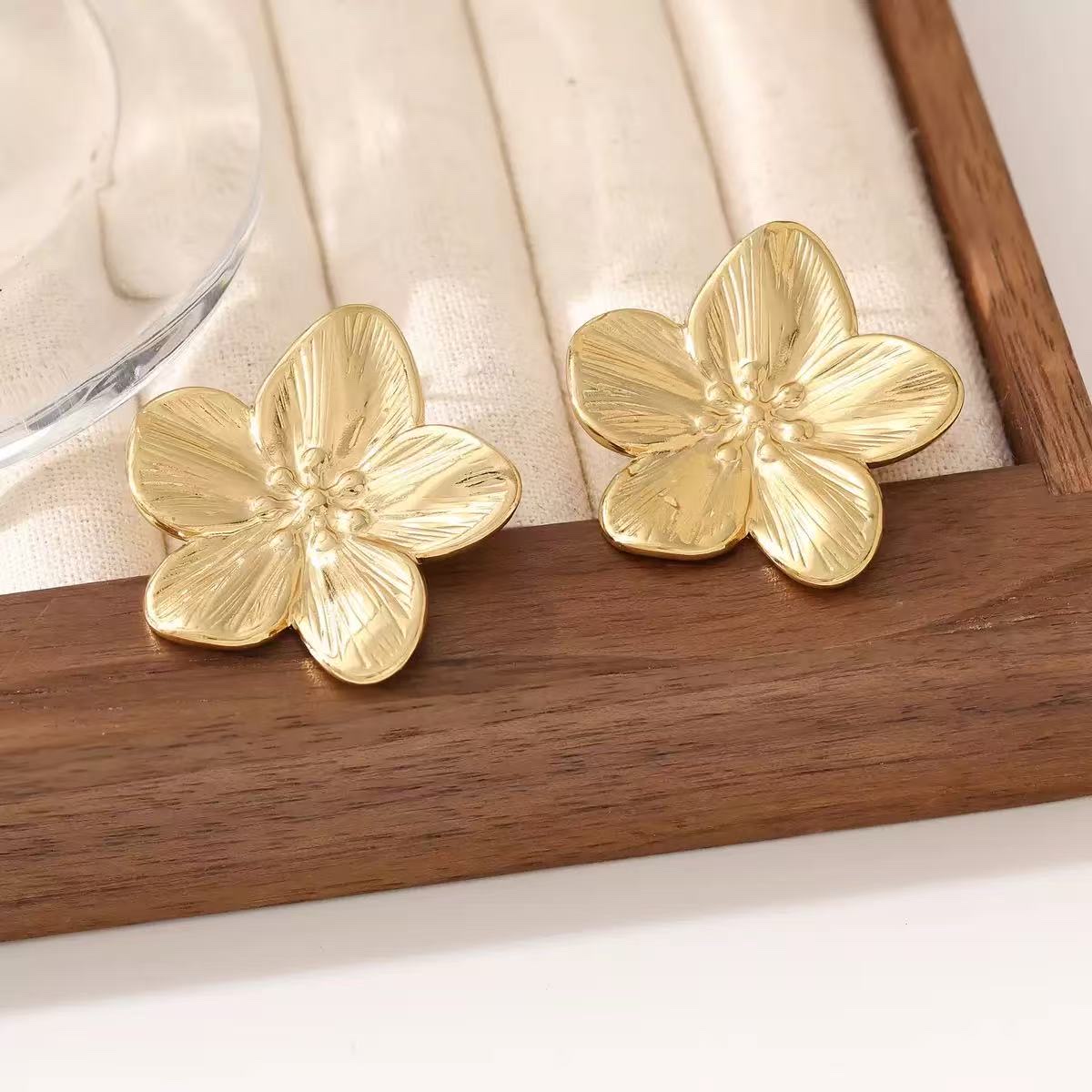 Jewelry, earrings, pearl earrings, welded zircon earrings, fashionable, elegant and versatile women's accessory earrings Specification image