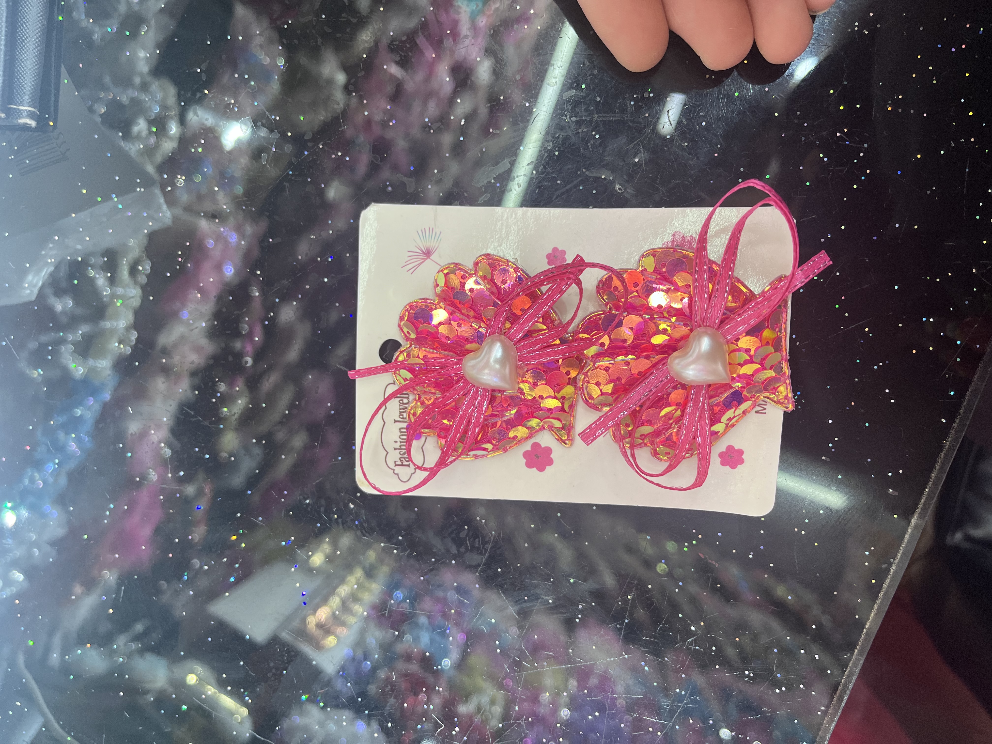 	1.	碎花布艺夹：柔棉印小雏菊，包边不磨肤，夹侧边碎发/刘海，搭碎花裙、白衬衫，夏日戴满是清新元气，日常通勤约会都适配。wo
细节图