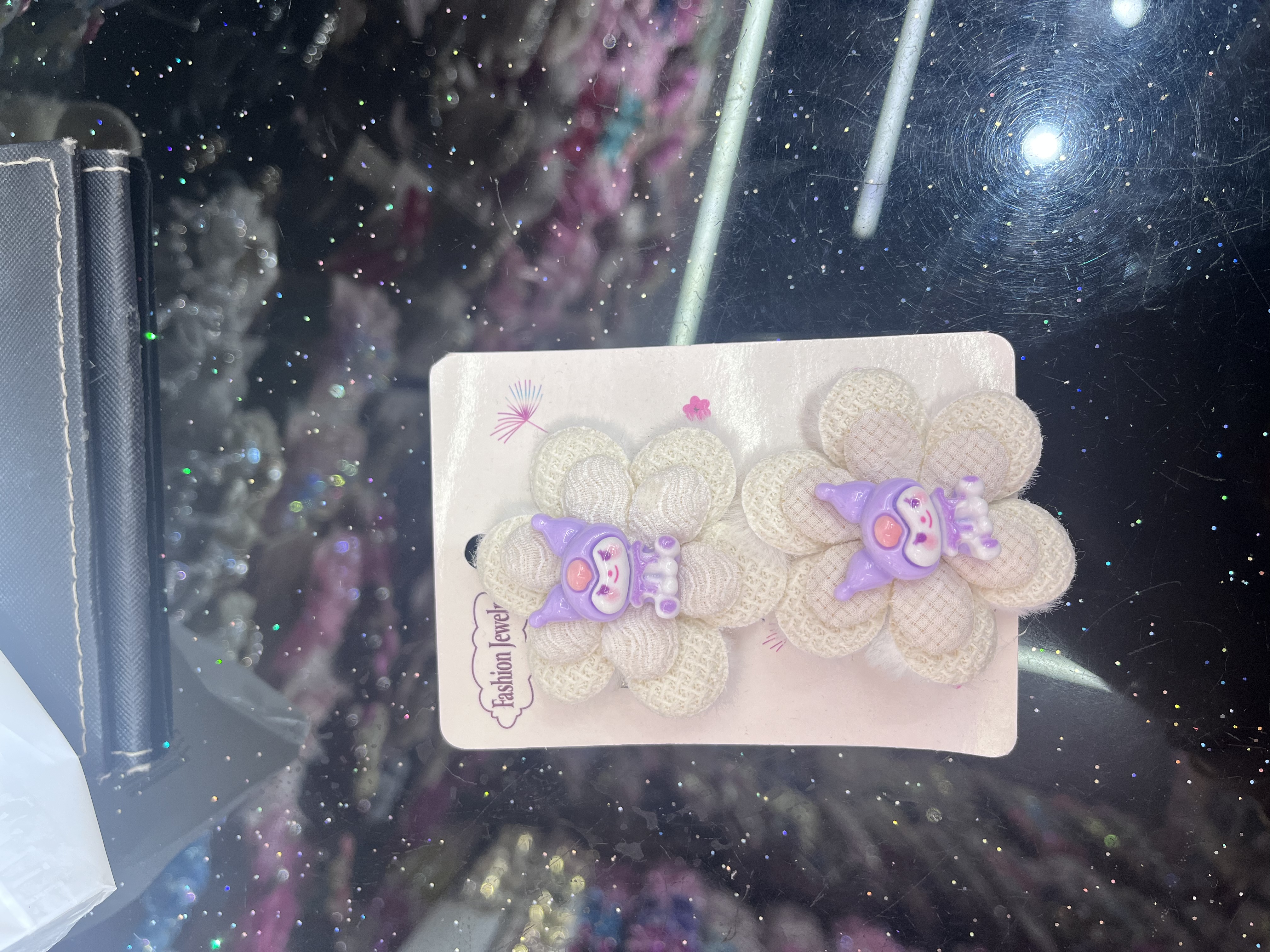 	1.	碎花布艺夹：柔棉印小雏菊，包边不磨肤，夹侧边碎发/刘海，搭碎花裙、白衬衫，夏日戴满是清新元气，日常通勤约会都适配。wp
产品图