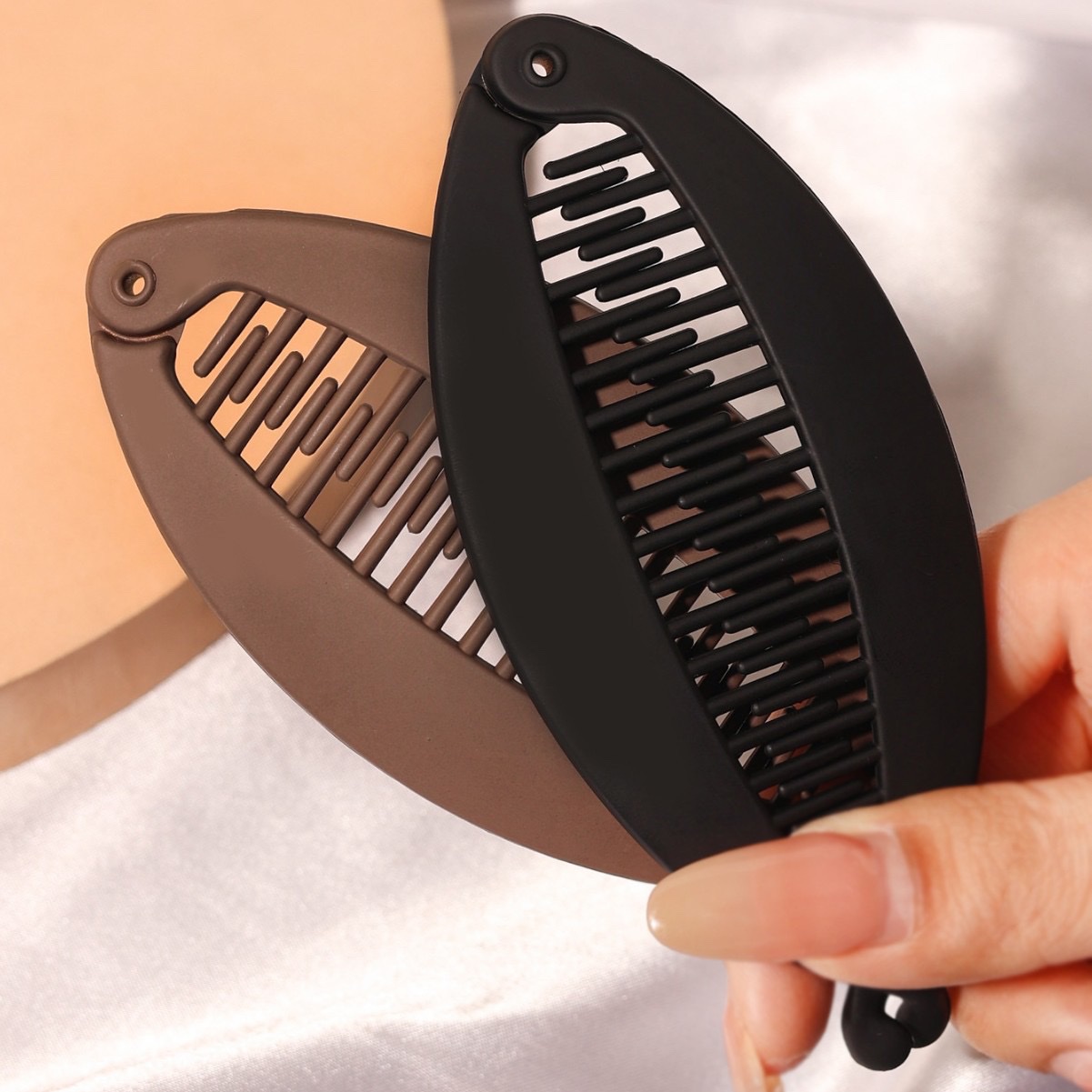 Simple and elegant, solid-color rubber paint fish-shaped, toothed, anti-slip ponytail hair clip, clasp flat hair clip headwear detail image 4