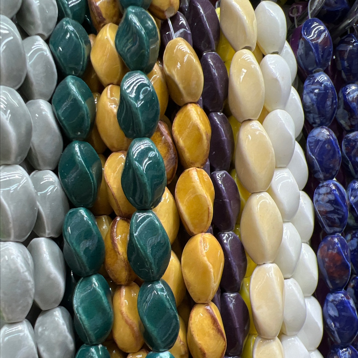 厂家直销网红陶瓷圆珠异形珠花色珠子手链项链DIY纽形珠子细节图