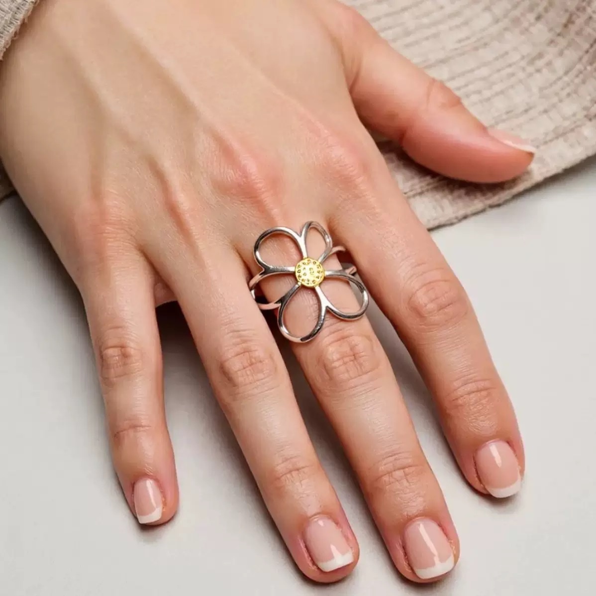 跨境ins风镂空花朵戒指钛钢耳钉饰品套装时尚通勤风不锈钢指环戒指