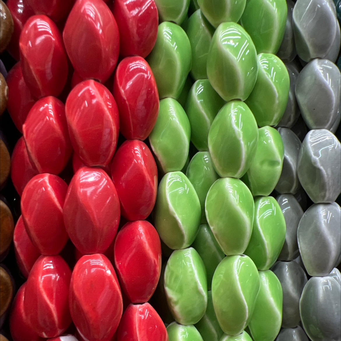 厂家直销网红陶瓷圆珠异形珠花色珠子手链项链DIY纽形珠子产品图