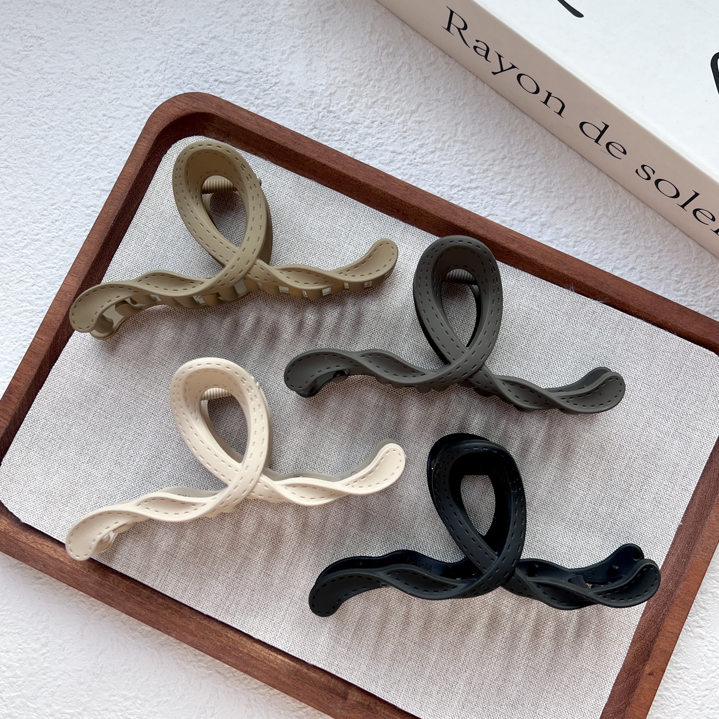 Wholesale of new high-end hairpins and shark clips for the back of the head in Korean wavy line, milk coffee color for women