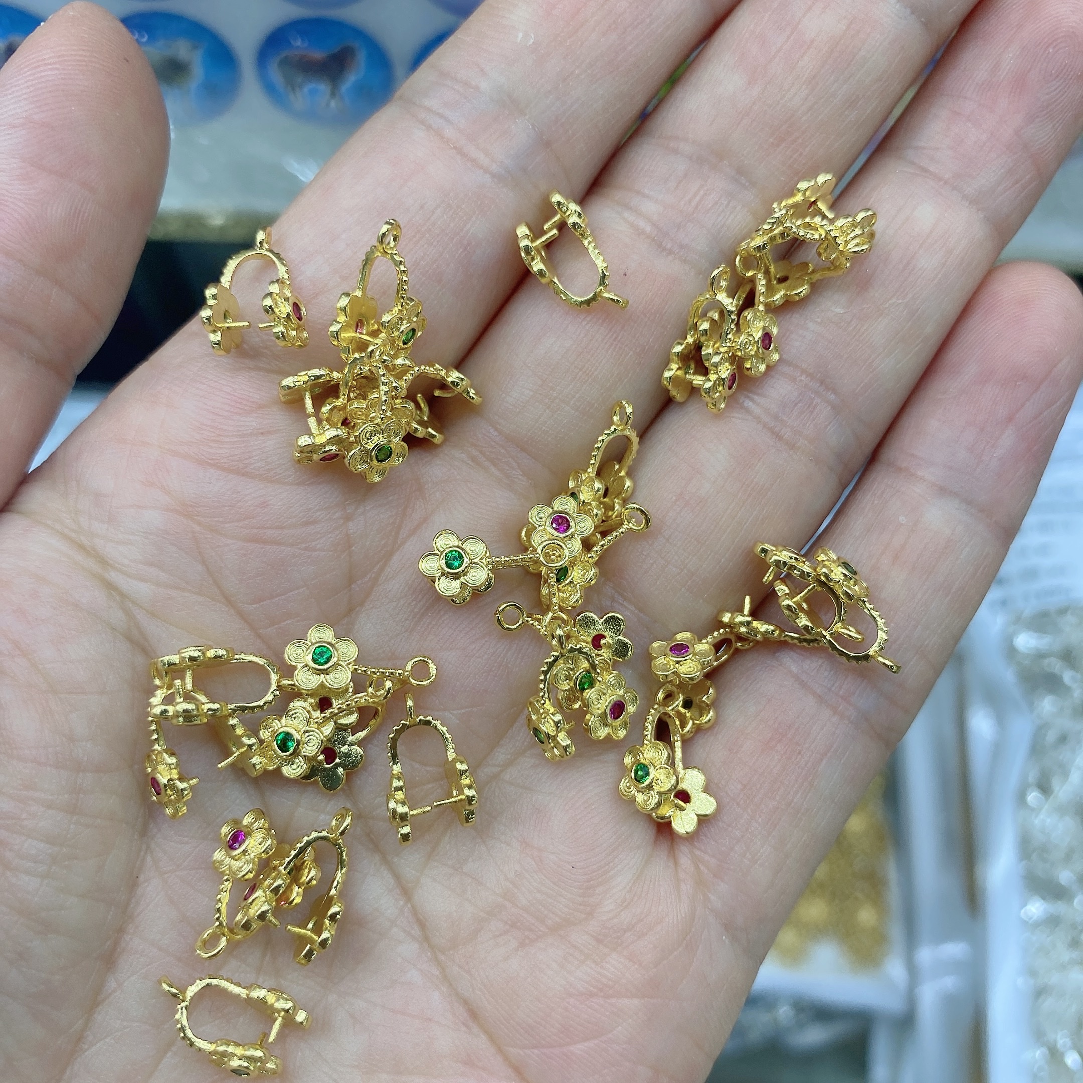 Copper-plated with real gold, high color retention, melon seed buckle plum blossom style, 6*12mm