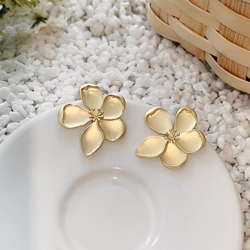 S925 Silver needle, matte texture, floral retro stud earrings, women's European and American exaggerated and grand design sense, fashionable earrings and jewelry