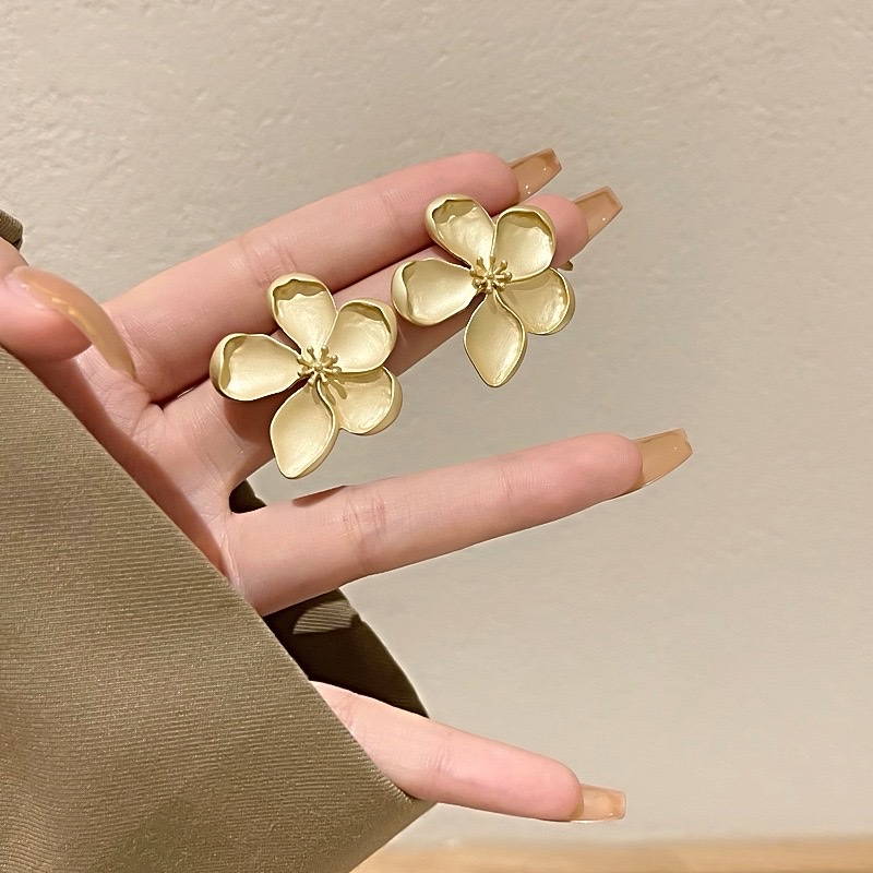 S925 Silver needle, matte texture, floral retro stud earrings, women's European and American exaggerated and grand design sense, fashionable earrings and jewelry detail image 2