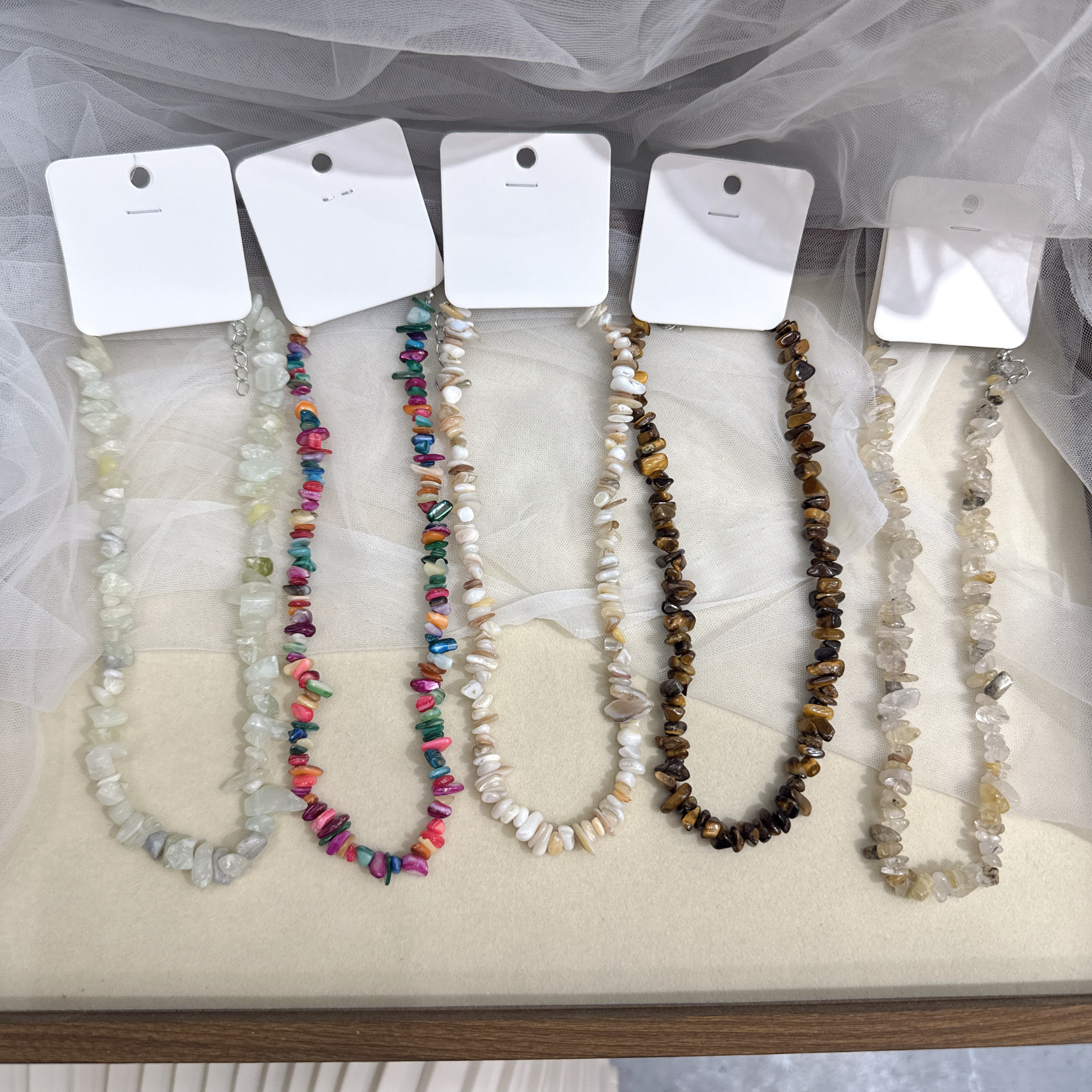 New cross-border colored stone beaded necklace, natural stone collarbone chain, neck chain accessory, design sense, no niche accessories