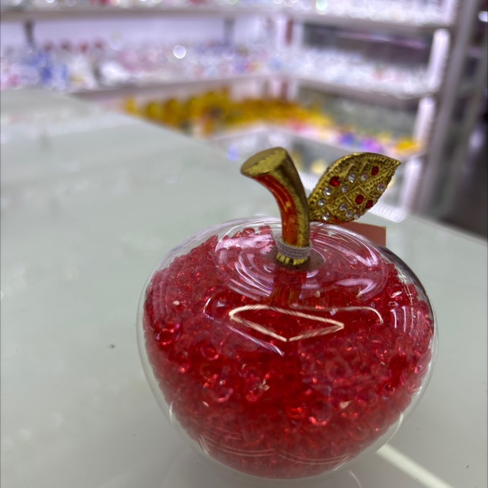 这是一个水晶烛台摆件，属于水晶工艺品。它采用透明水晶材质。