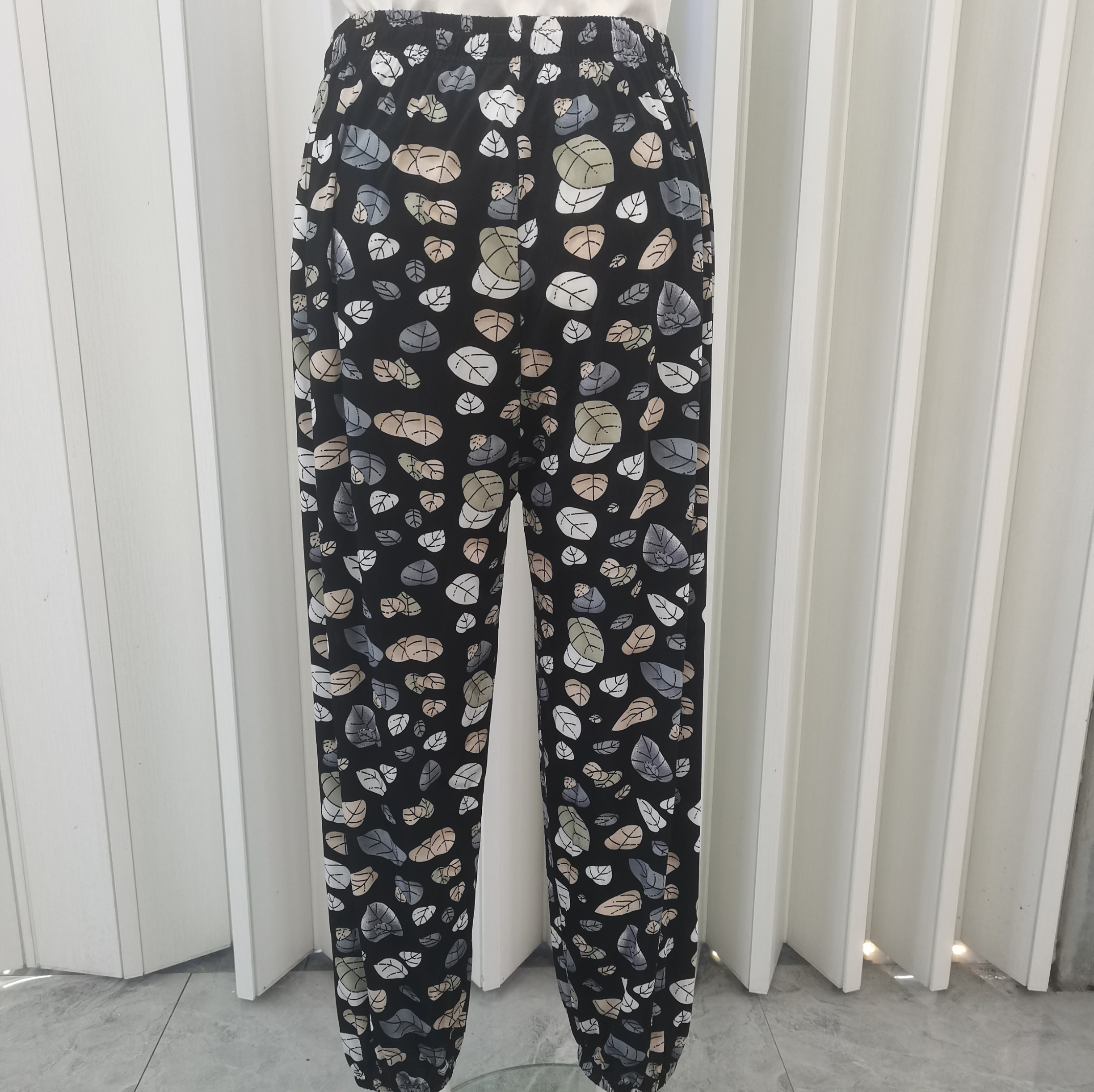 In the spring, summer and autumn of 2025, there are popular women's trousers with loose small flowers and elastic belts and waist ropes