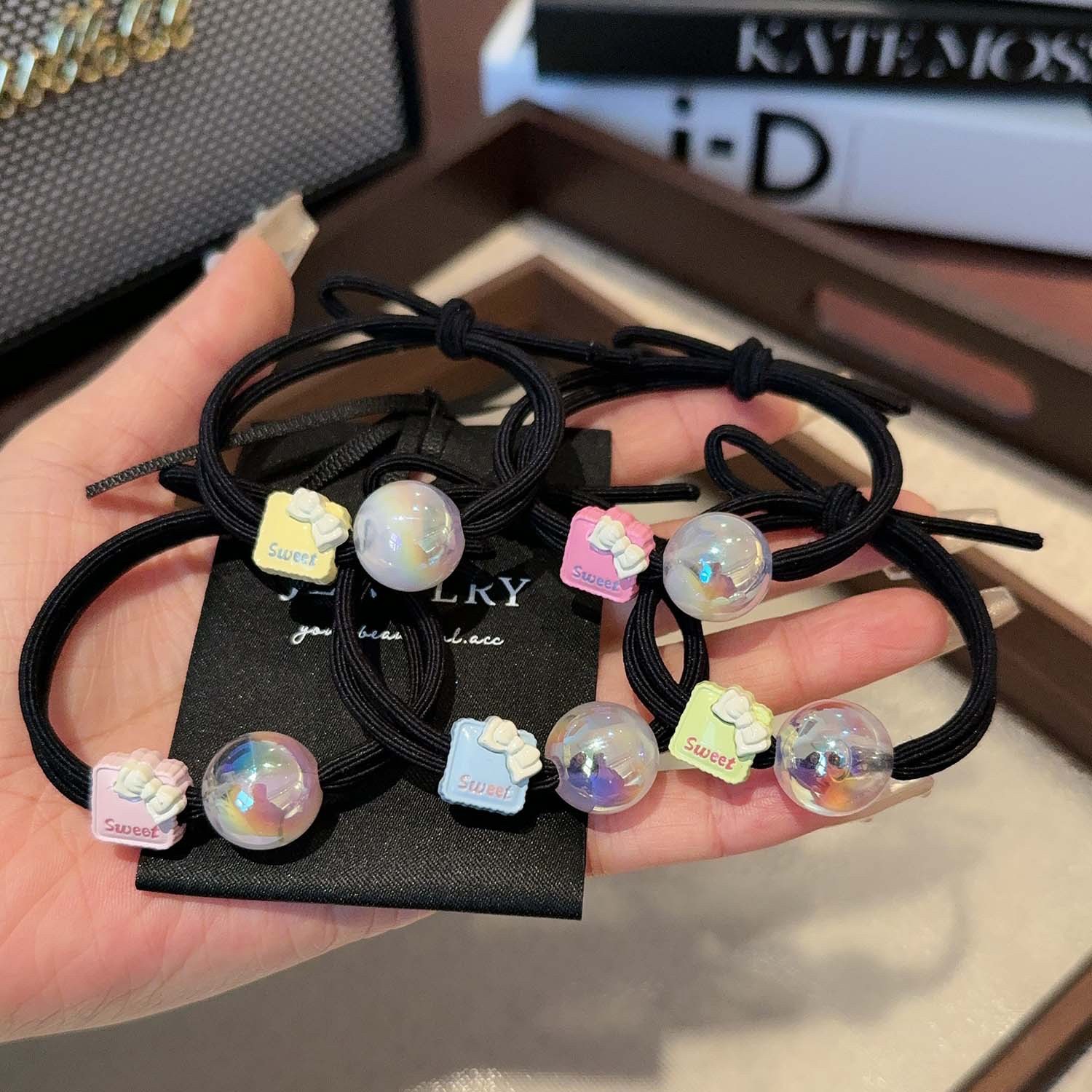 A variety of simple and fashionable Korean-style women's hair ties and hair accessories are available. There are multiple types of children's hair accessories to choose from, including Korean-style women's hair ties and hair bands