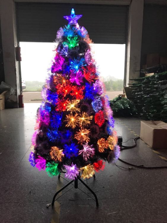 The ‌ encrypted peace tree lantern illuminated tree ‌ adopts an encrypted branch and leaf design, which can be freely bent into shape. At night, the lights interweave and flash (in red, green, blue, yellow and other colors), creating a dreamy atmosphere. The light is shining.