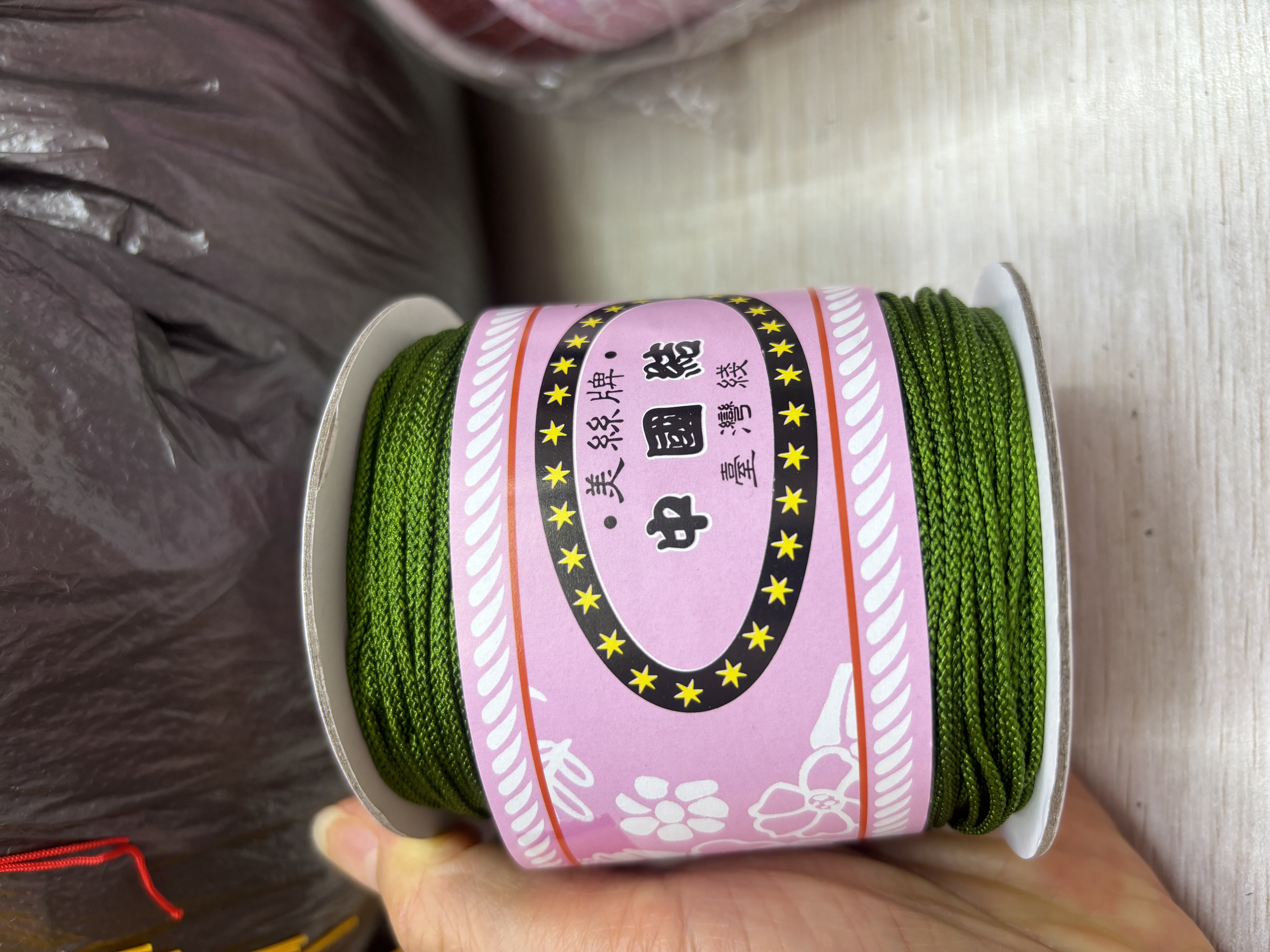 2025年新款1.5 m m曼波绳214军绿色台湾线，颜色漂亮，色泽鲜艳，可做各种形状不同的中国结，两耳花，手机配件等产品图