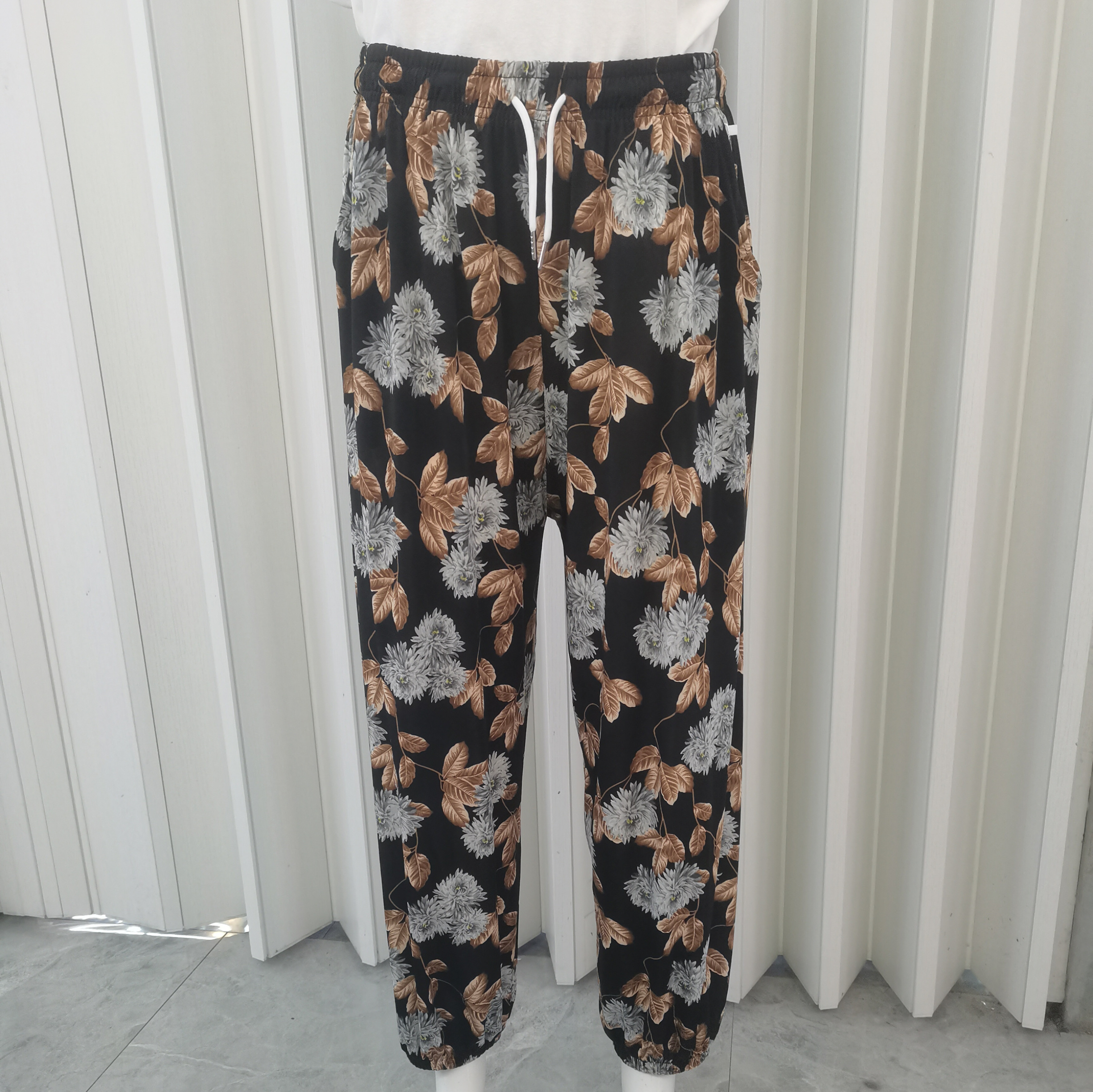 In the spring, summer and autumn of 2025, there are popular women's trousers with loose floral patterns, elastic belts and waist ropes