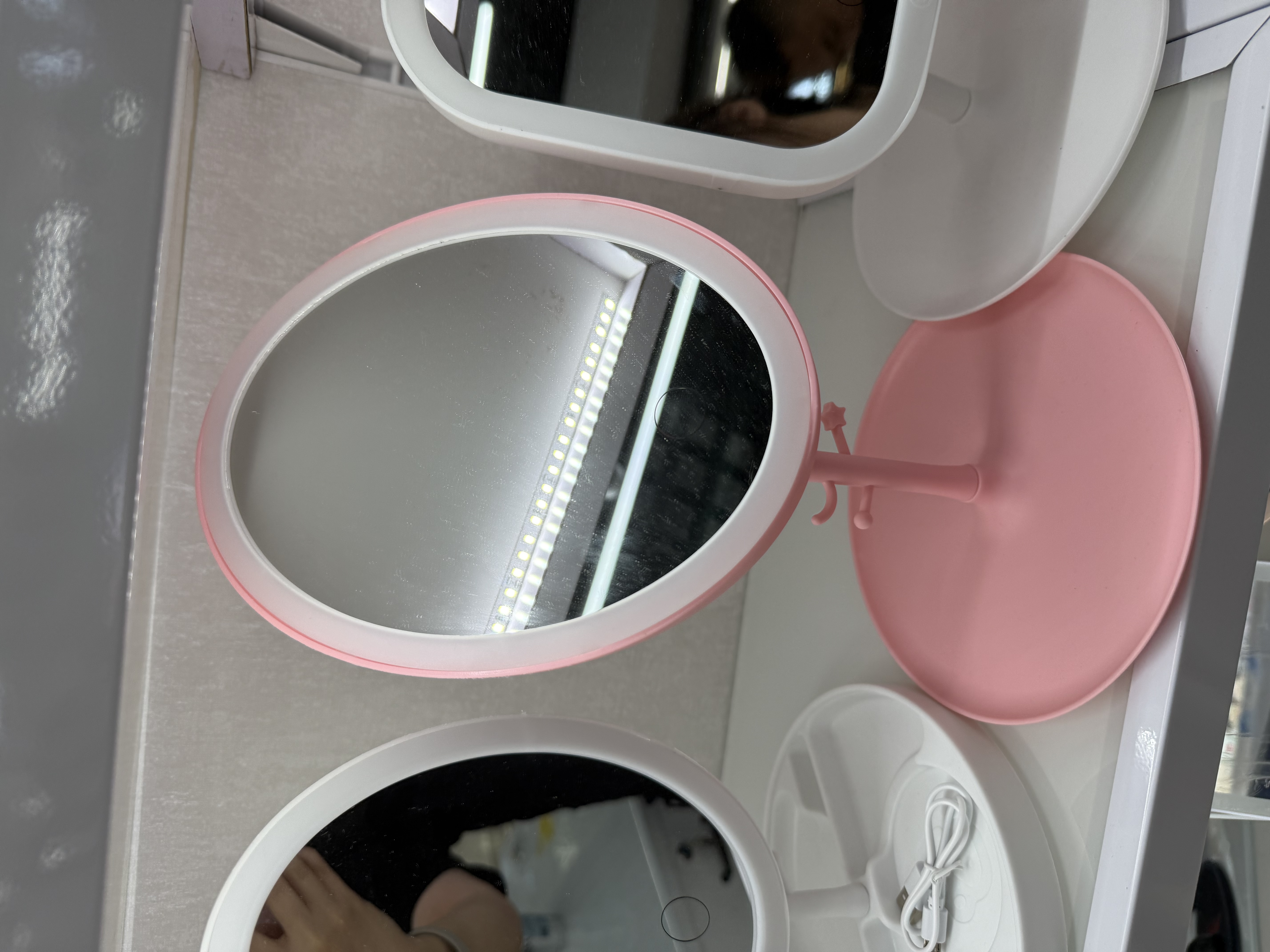 Portable pocket makeup mirror, small mirror, portable mirror, portable makeup mirror, mini mirror, portable mirror, girls' makeup products details Picture