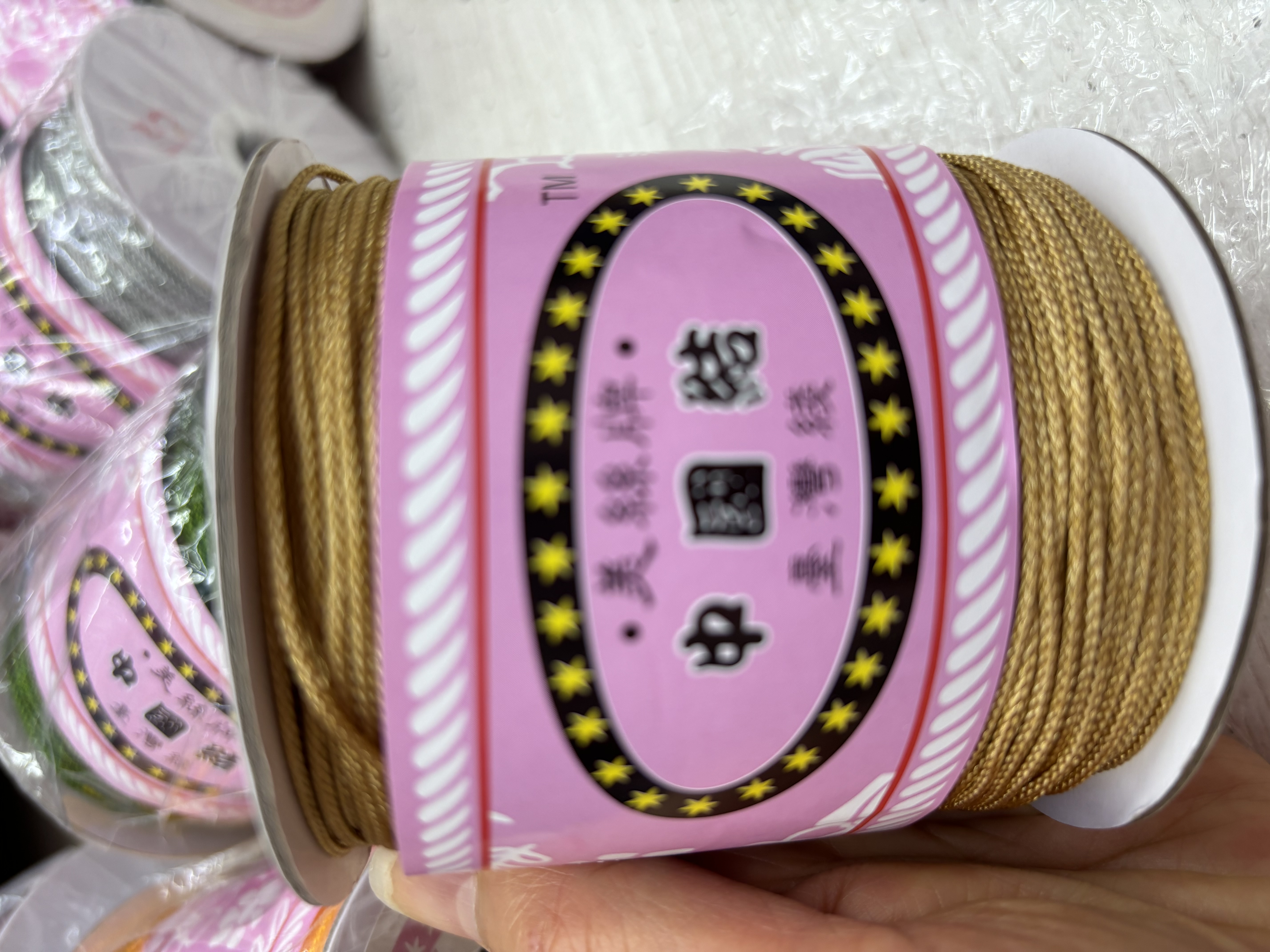 2025年新款1.5 m m曼波绳台湾线材质锦纶，颜色160卡其色，可用于各种中高档服装搭配，也可于手工制作编织摆件，饰产品图