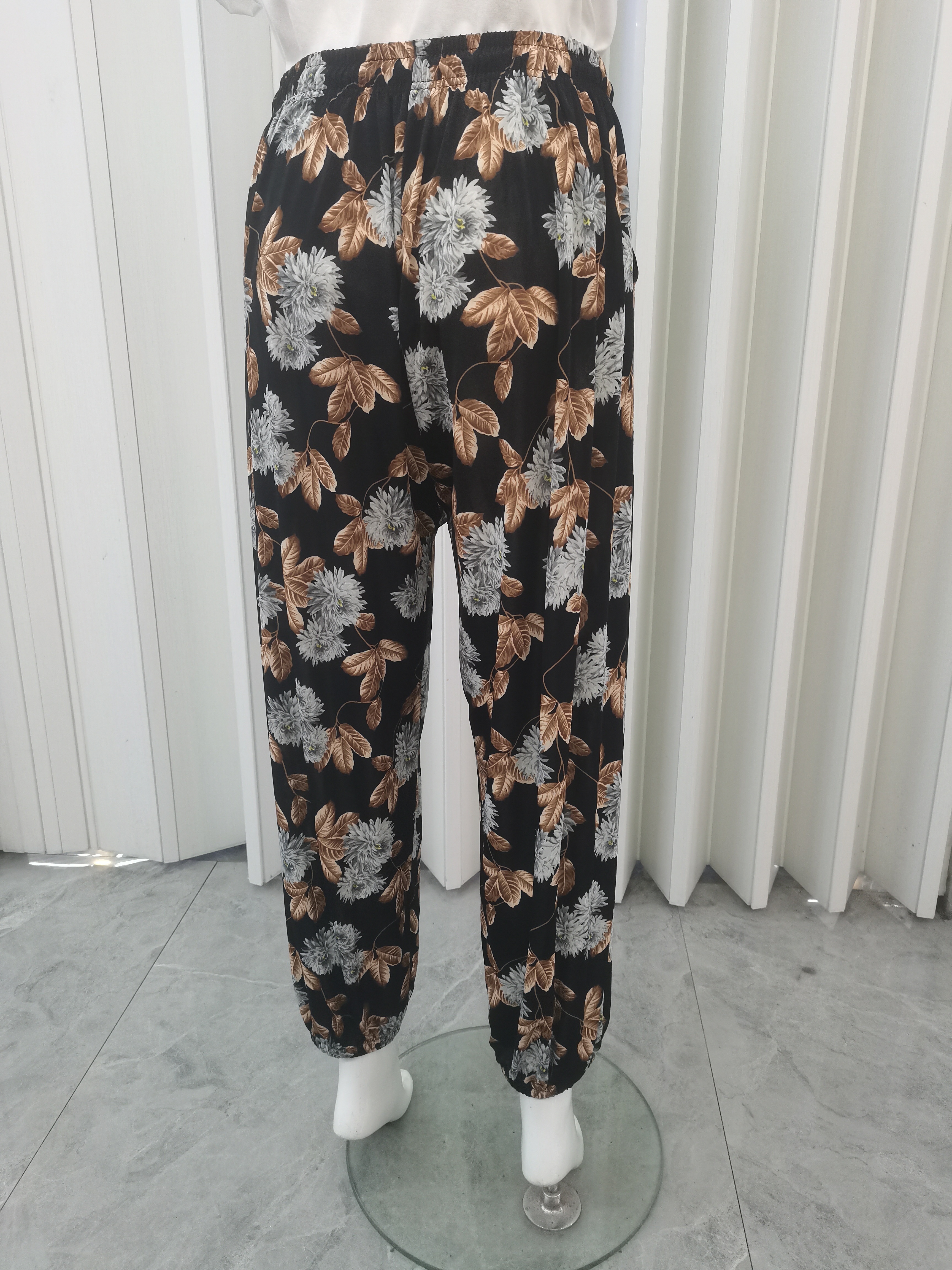 In the spring, summer and autumn of 2025, there are popular women's trousers with loose floral patterns, elastic belts and waist ropes details Picture
