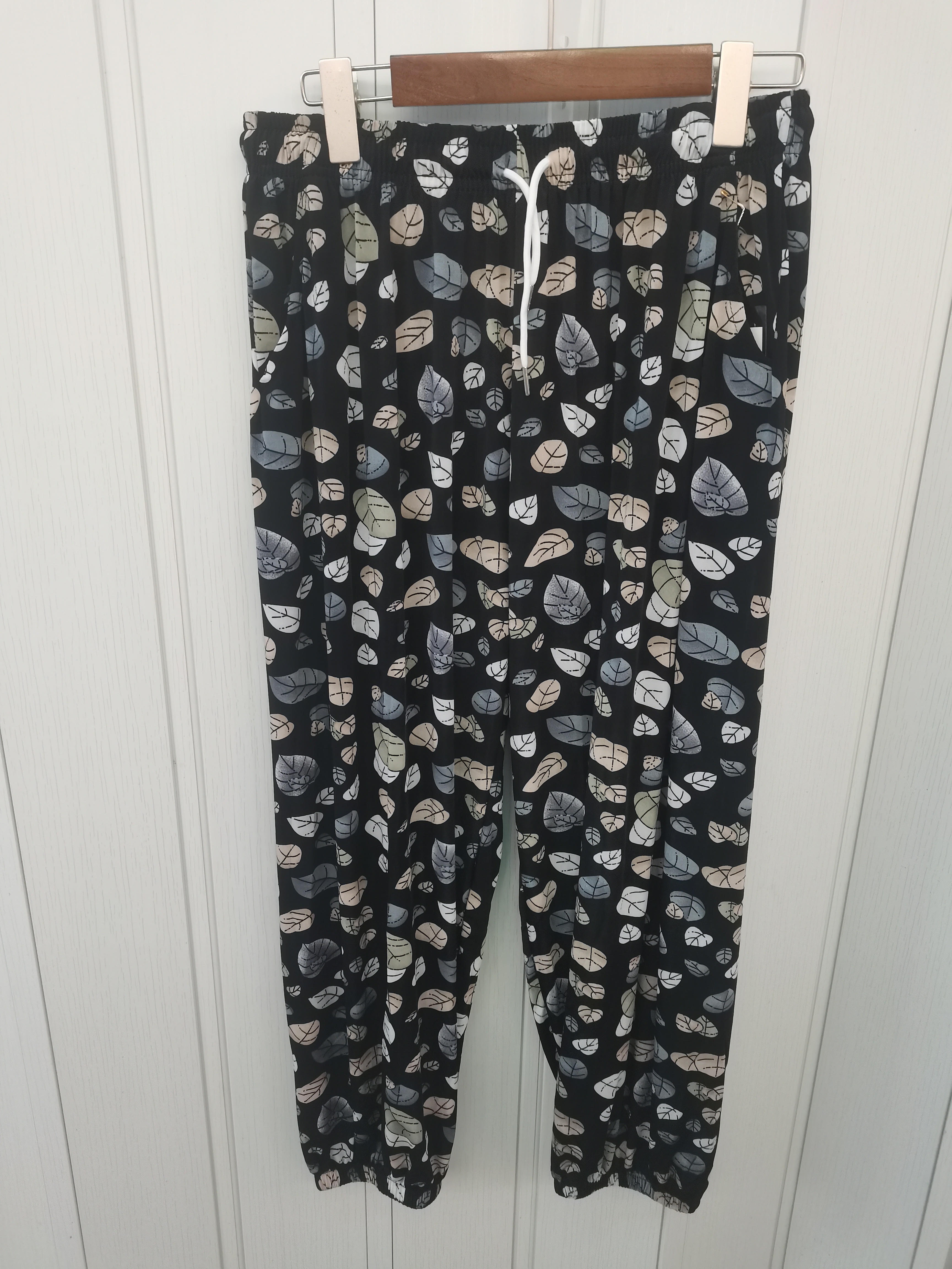 In the spring, summer and autumn of 2025, there are popular women's trousers with loose small flowers and elastic belts and waist ropes Specification image
