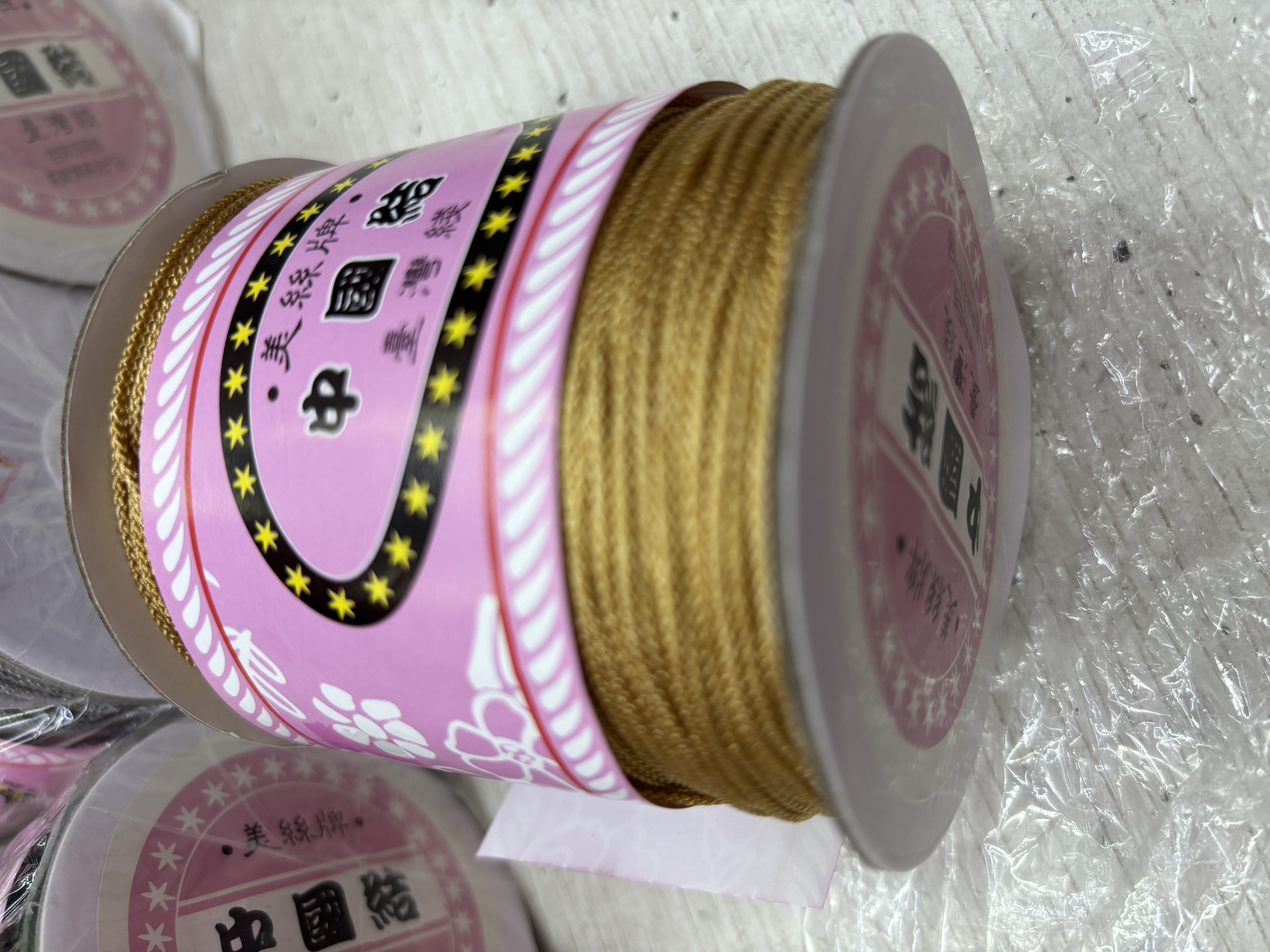 2025年新款1.5 m m曼波绳台湾线材质锦纶，颜色160卡其色，可用于各种中高档服装搭配，也可于手工制作编织摆件，饰细节图