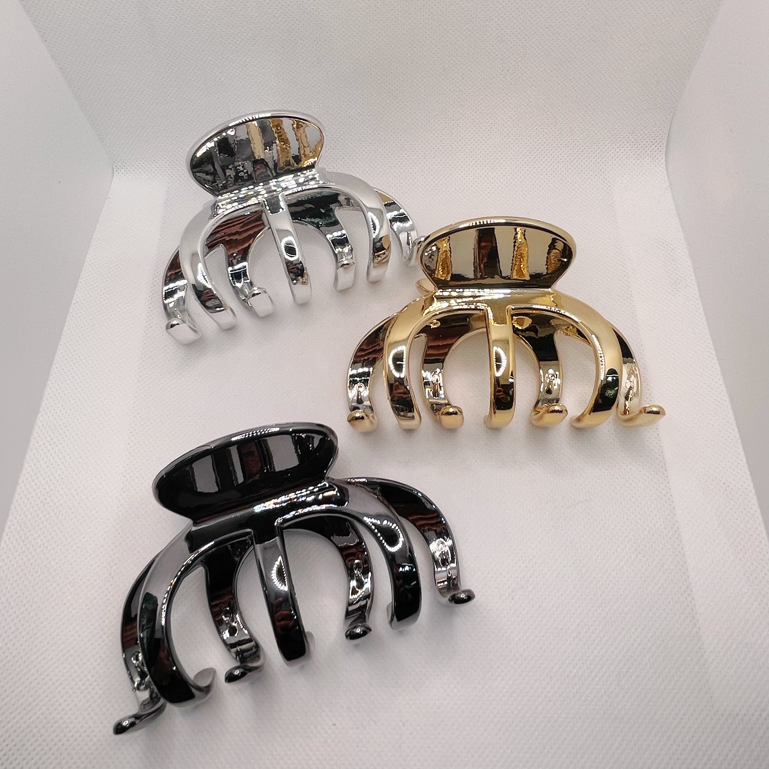 The high-end silver shark clip is a light and luxurious hair accessory with a touch of elegance. It is a must-have hair accessory for the back of the head of a fashionable goddess