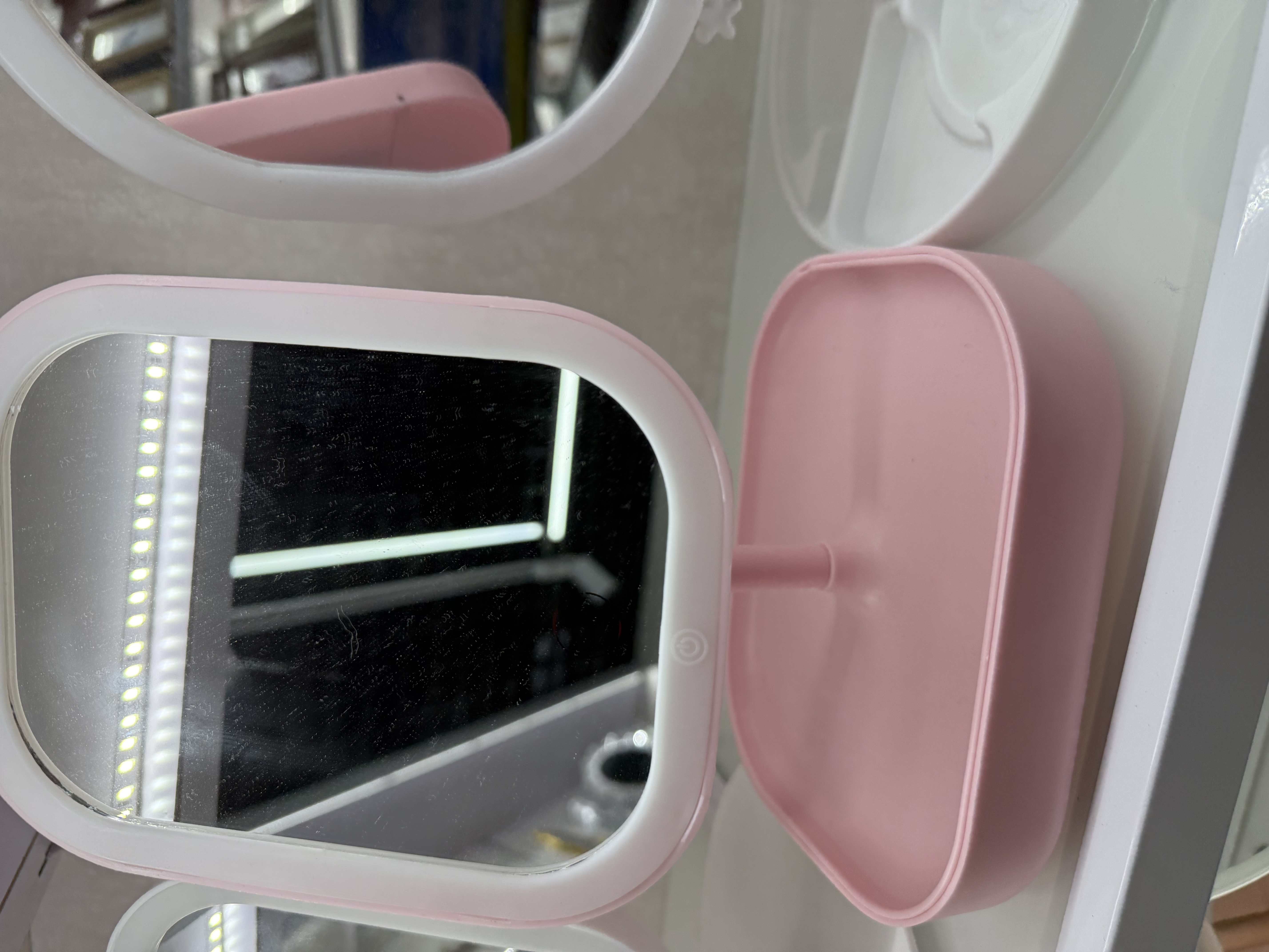 Portable pocket makeup mirror, small mirror, portable mirror, portable makeup mirror, mini mirror, portable mirror, girls' makeup products Application Scenario