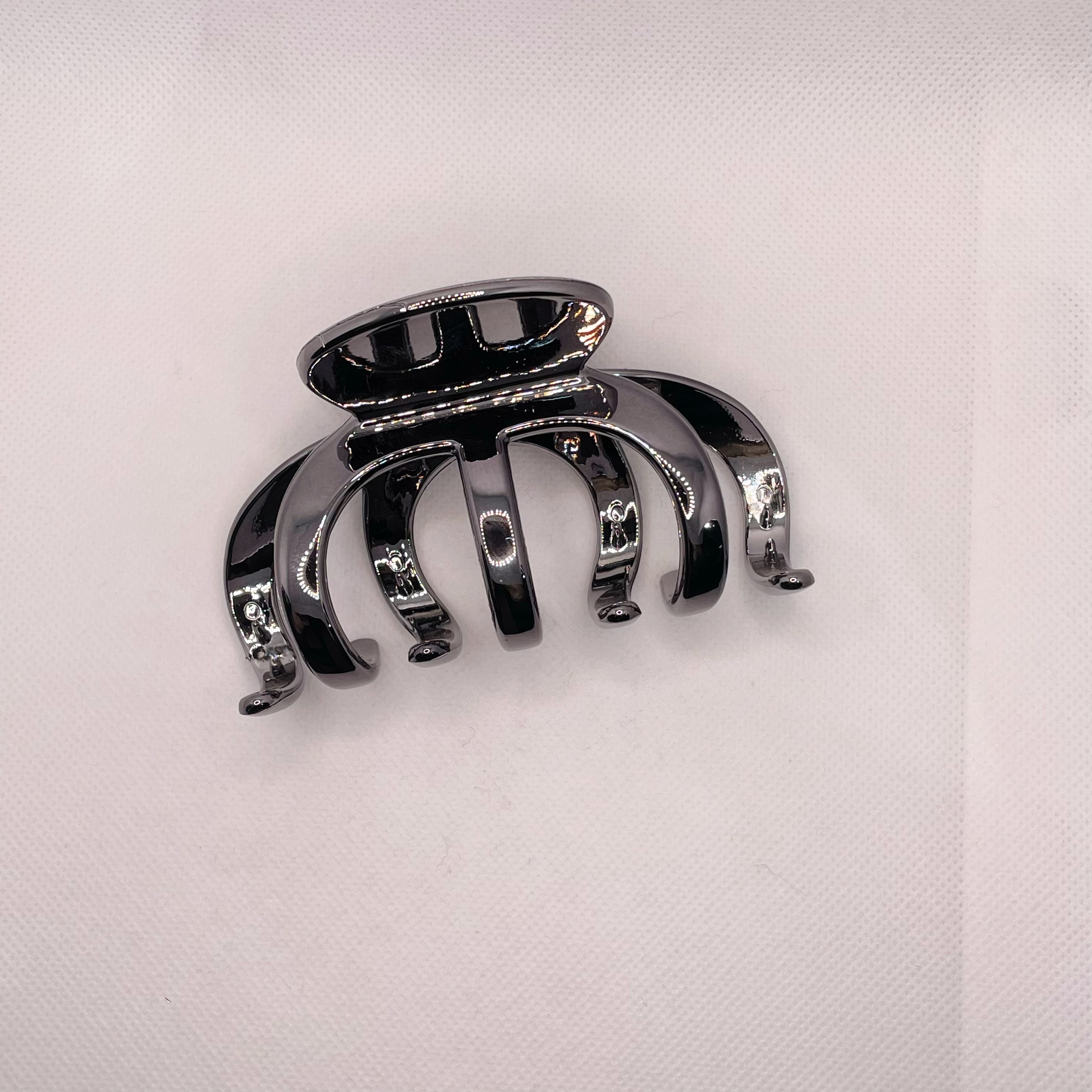 The high-end silver shark clip is a light and luxurious hair accessory with a touch of elegance. It is a must-have hair accessory for the back of the head of a fashionable goddess Item Picture