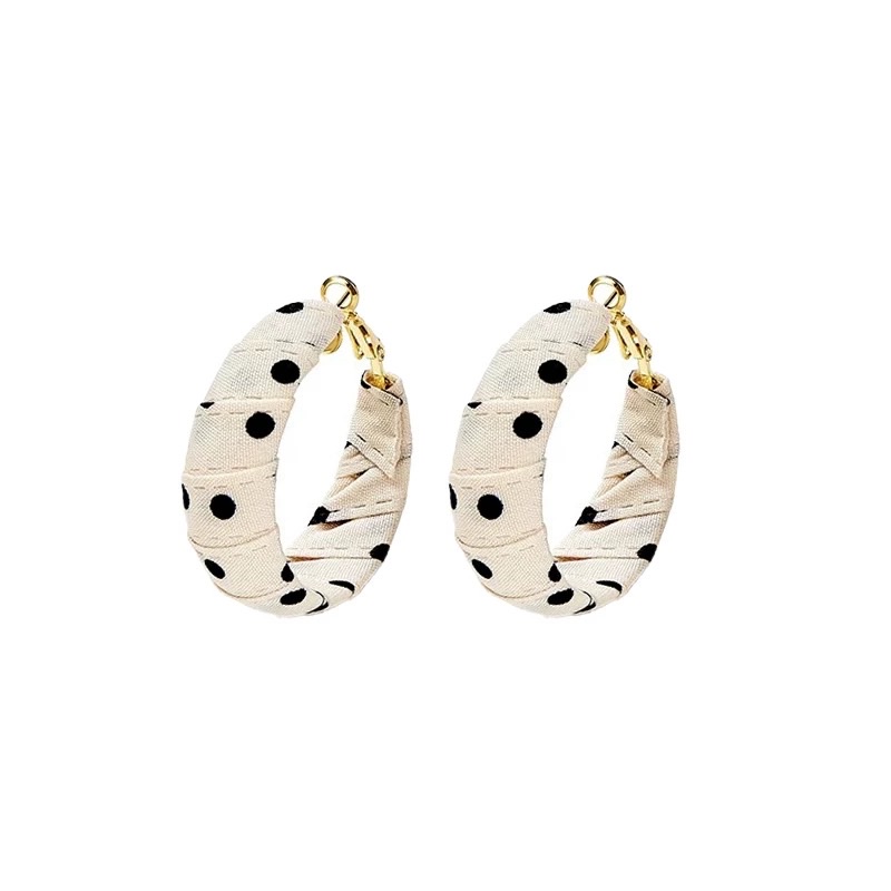 The Hong Kong-style simple white earrings have a slimming design. They are made of fabric polka dot ear loops, mosquito coils, ear clips, and have no ear holes Application Scenario