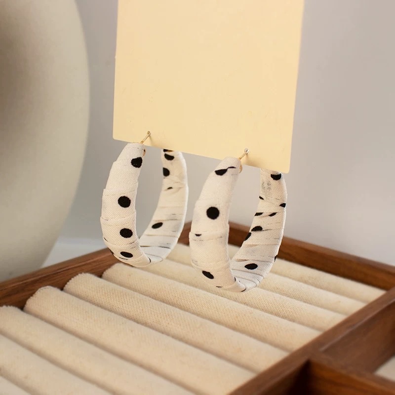 The Hong Kong-style simple white earrings have a slimming design. They are made of fabric polka dot ear loops, mosquito coils, ear clips, and have no ear holes details Picture