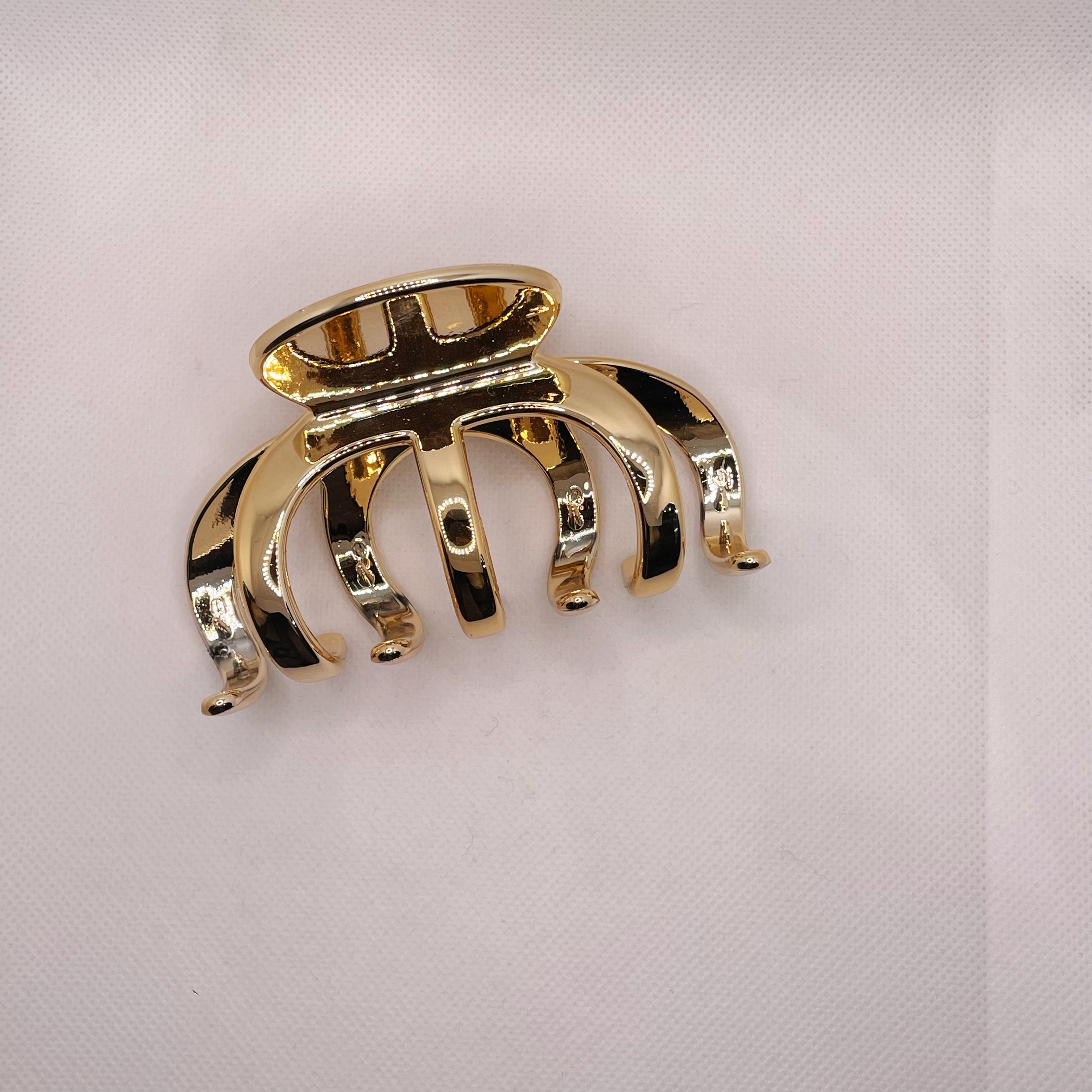 The high-end silver shark clip is a light and luxurious hair accessory with a touch of elegance. It is a must-have hair accessory for the back of the head of a fashionable goddess detail image 4