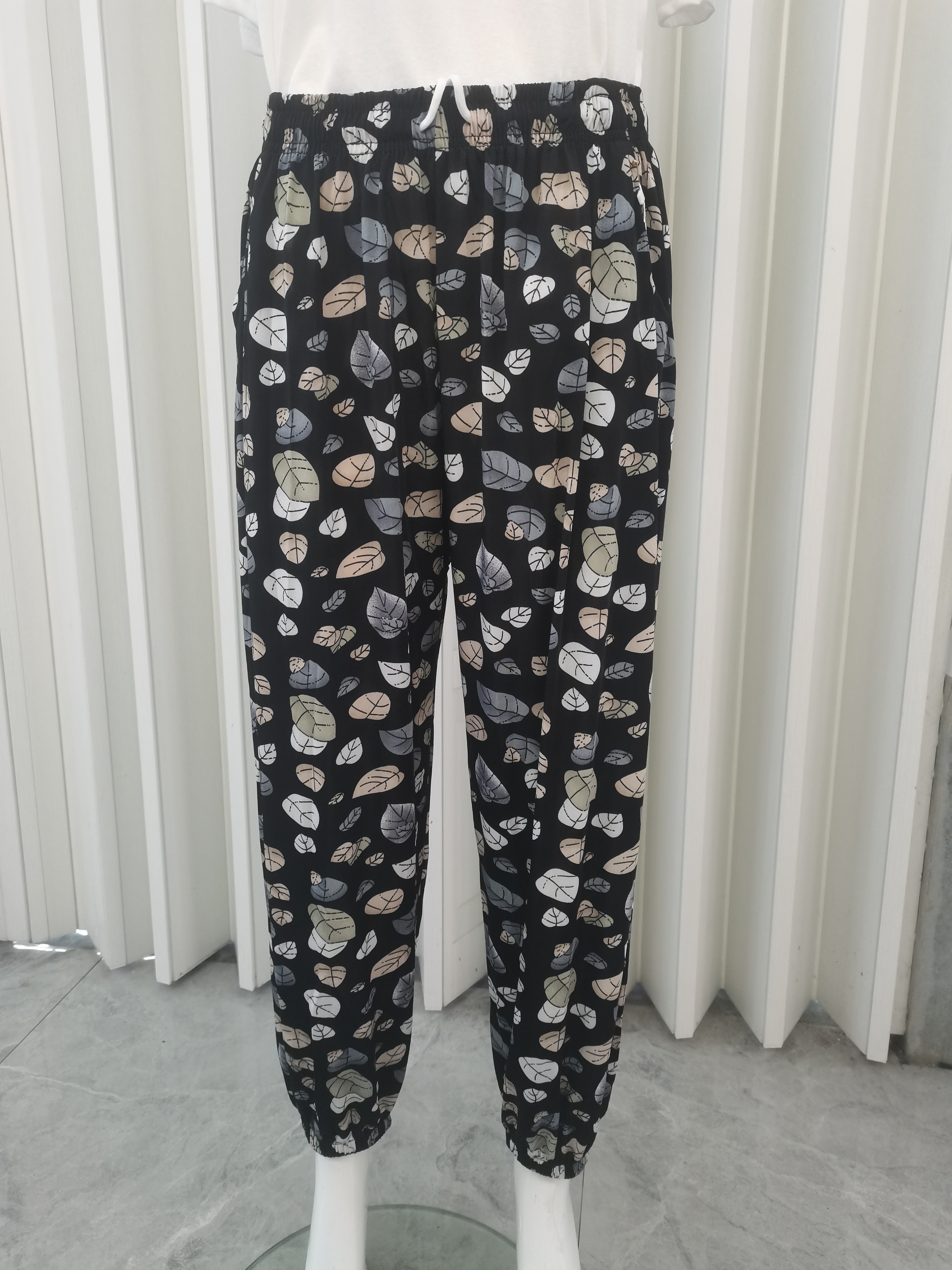 In the spring, summer and autumn of 2025, there are popular women's trousers with loose small flowers and elastic belts and waist ropes details Picture