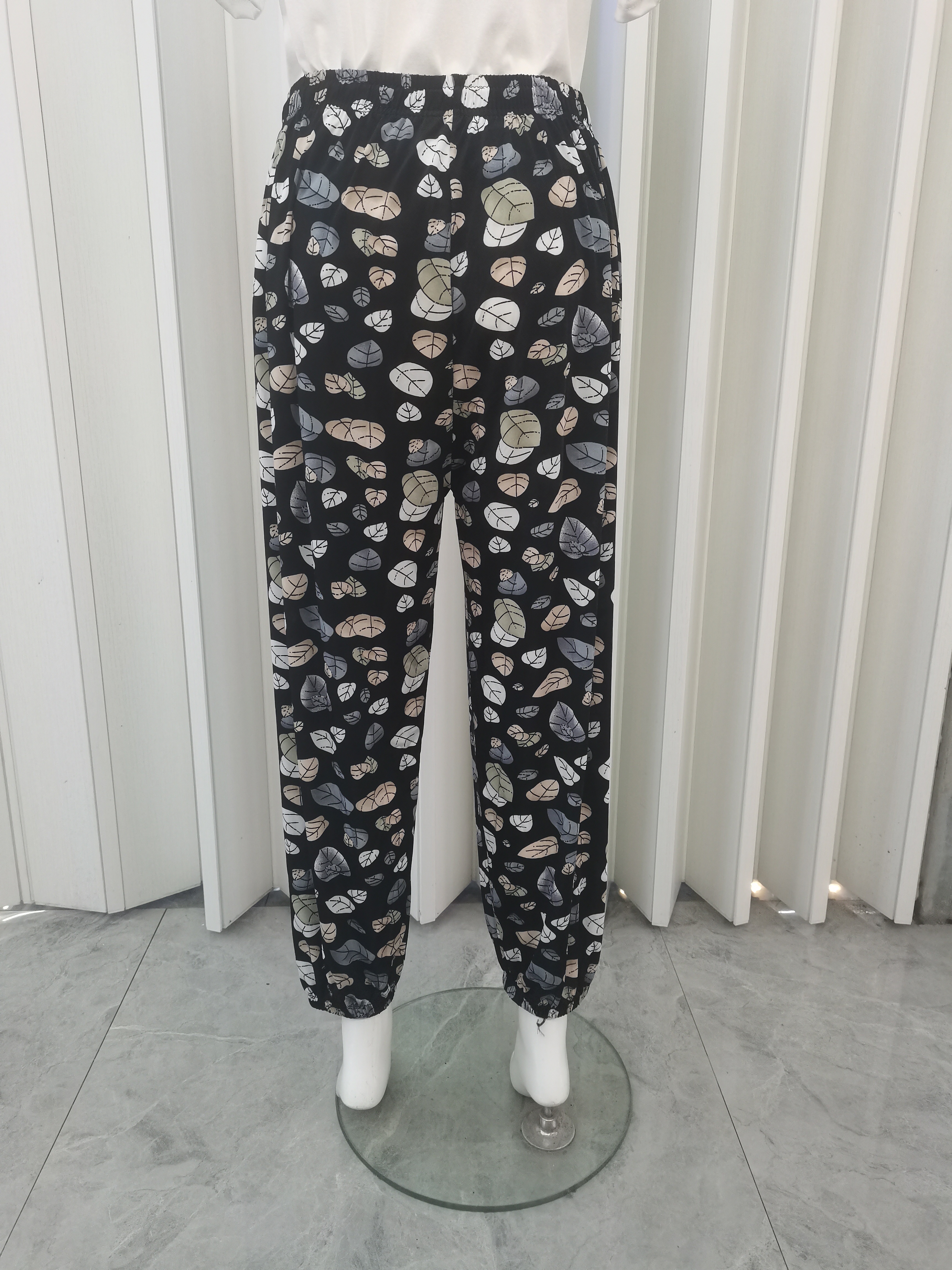 In the spring, summer and autumn of 2025, there are popular women's trousers with loose small flowers and elastic belts and waist ropes Item Picture