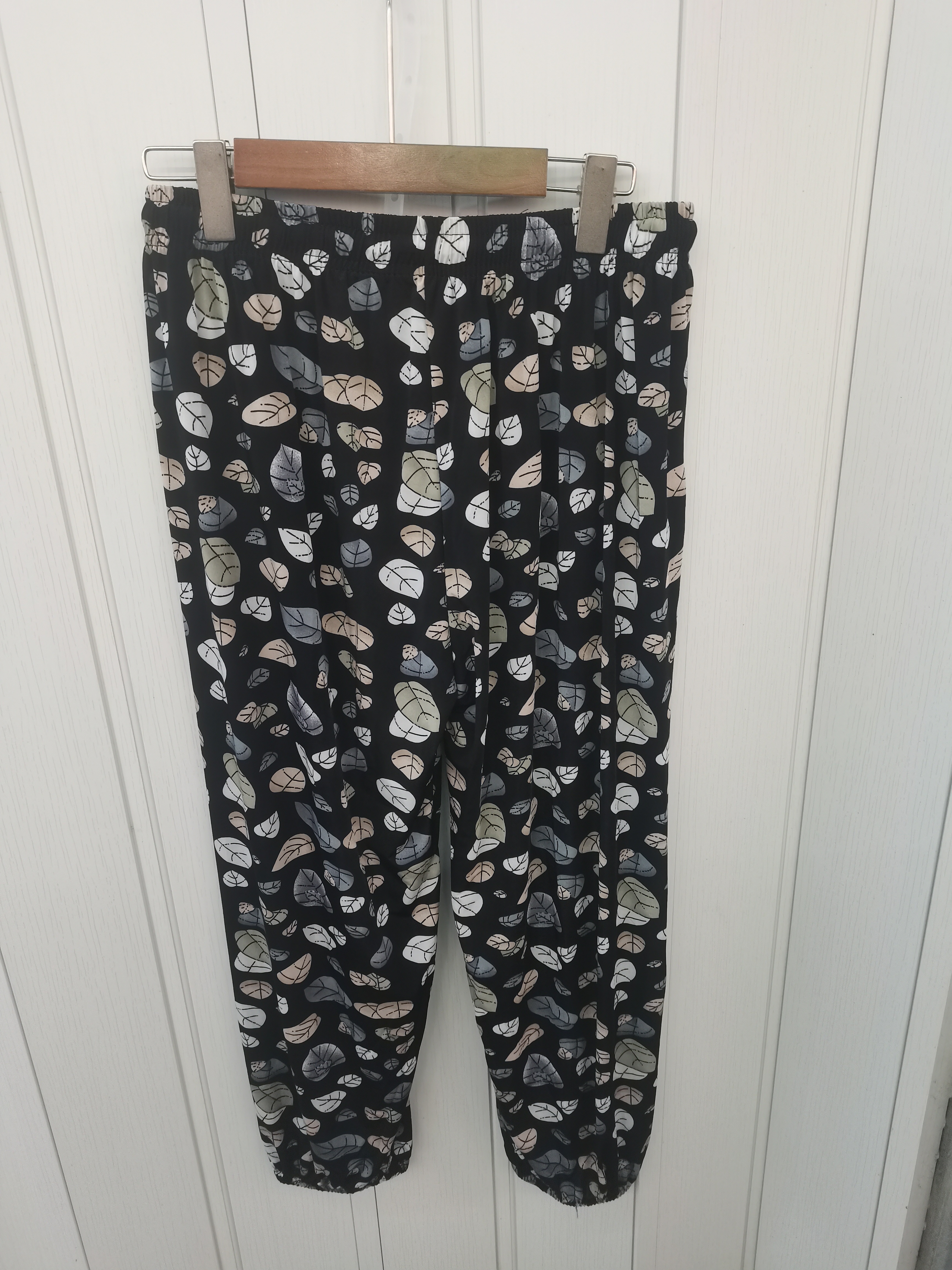 In the spring, summer and autumn of 2025, there are popular women's trousers with loose small flowers and elastic belts and waist ropes Application Scenario