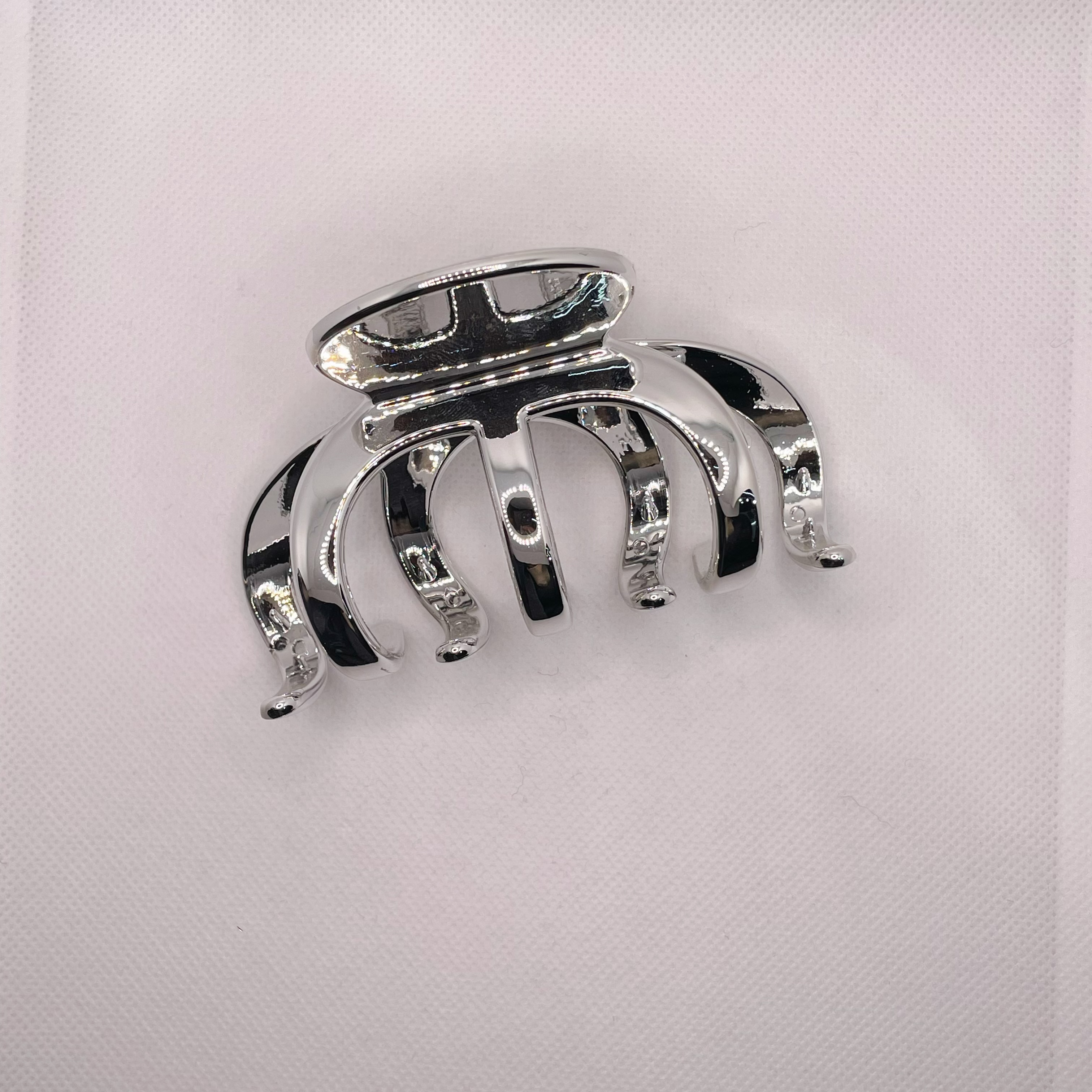 The high-end silver shark clip is a light and luxurious hair accessory with a touch of elegance. It is a must-have hair accessory for the back of the head of a fashionable goddess Specification image