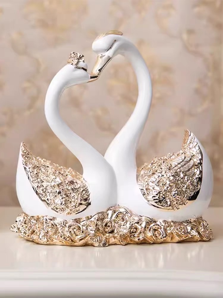 欧式天鹅摆件创意结婚礼物轻奢高档闺蜜送礼客厅玄关电视柜装饰品
