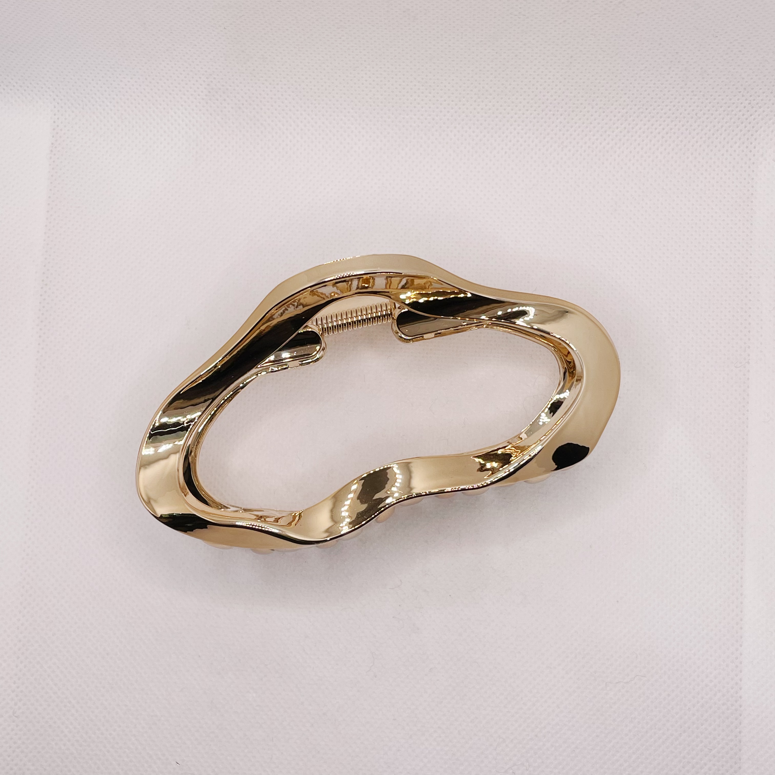 Cold style silver hair clips, large hair volume at the back of the head, large updo hair clip, high-end shark clip, Japanese and Korean hair accessories Application Scenario