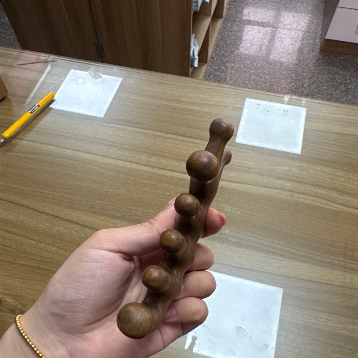 金丝檀按摩梳新品上市，超值按摩梳，轻松享受头部按摩，限时抢购，不买你会后悔！经络梳细节图