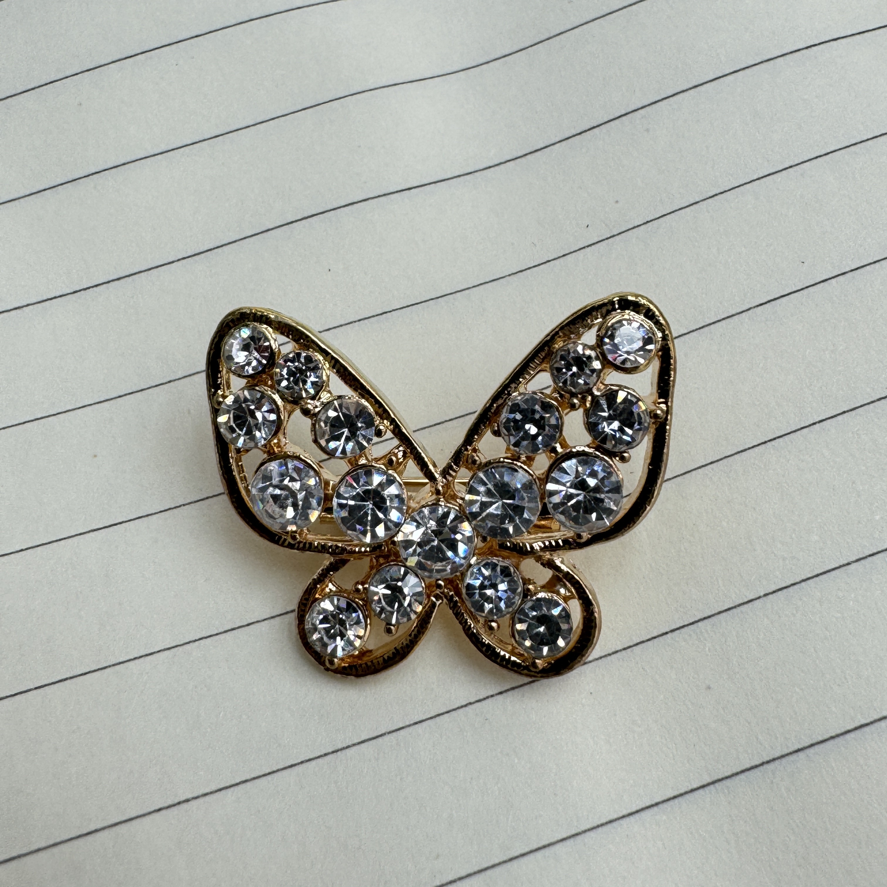 合金款蝴蝶点钻小胸针女士风衣