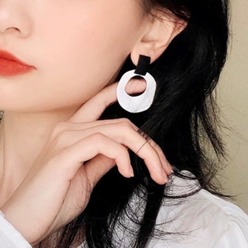 韩国气质网红黑白色圈撞色几何圆圈耳环不对称磨砂感耳夹耳饰女