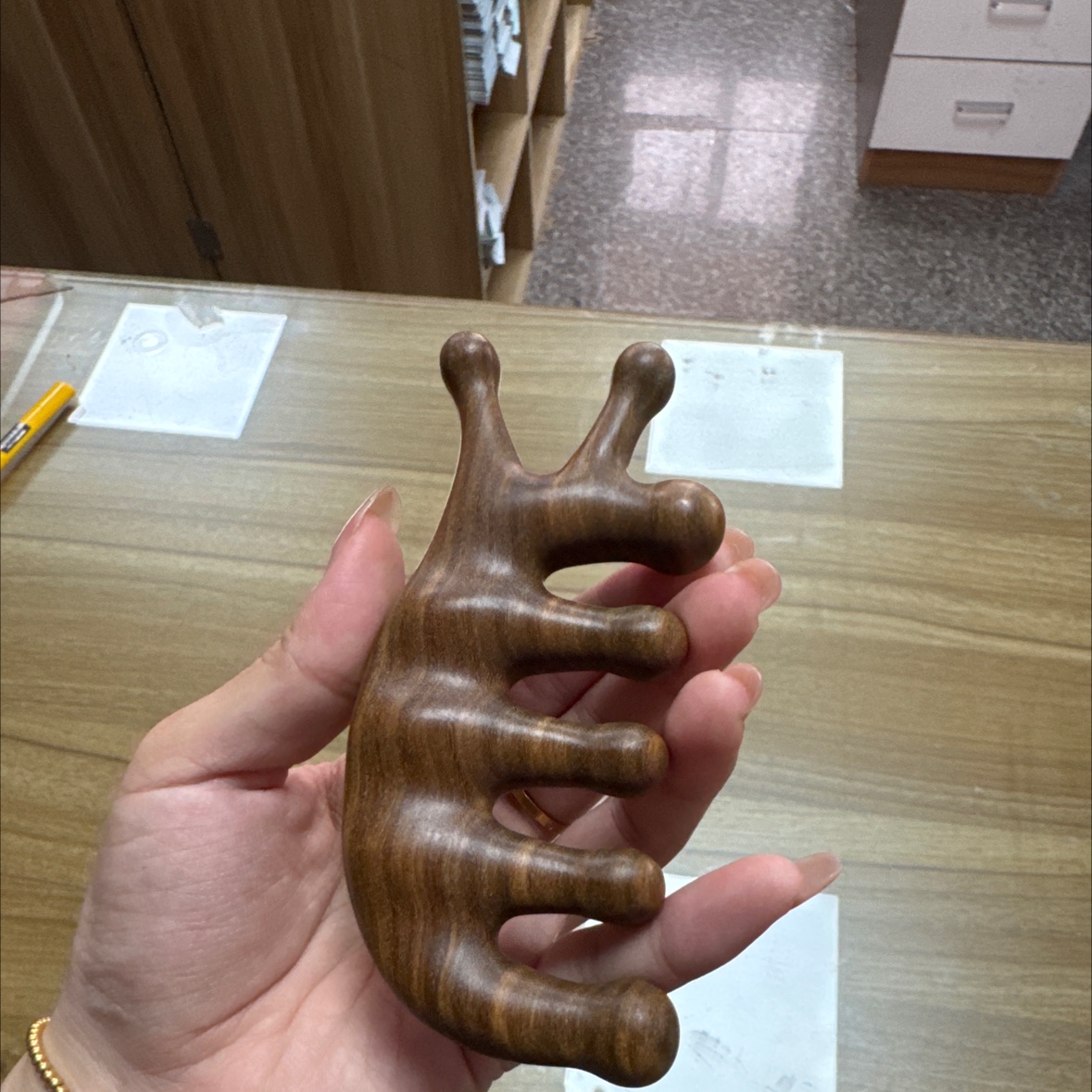 金丝檀按摩梳新品上市，超值按摩梳，轻松享受头部按摩，限时抢购，不买你会后悔！经络梳产品图