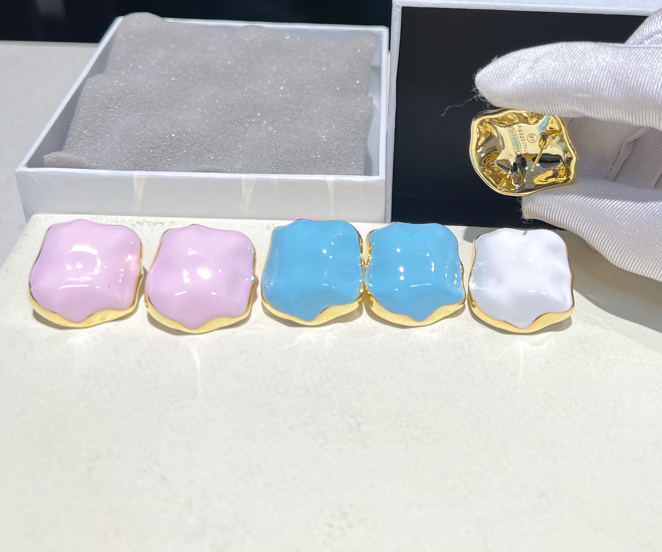 Ins冷淡风不规则设计个性滴油白色粉色蓝色耳环细节图