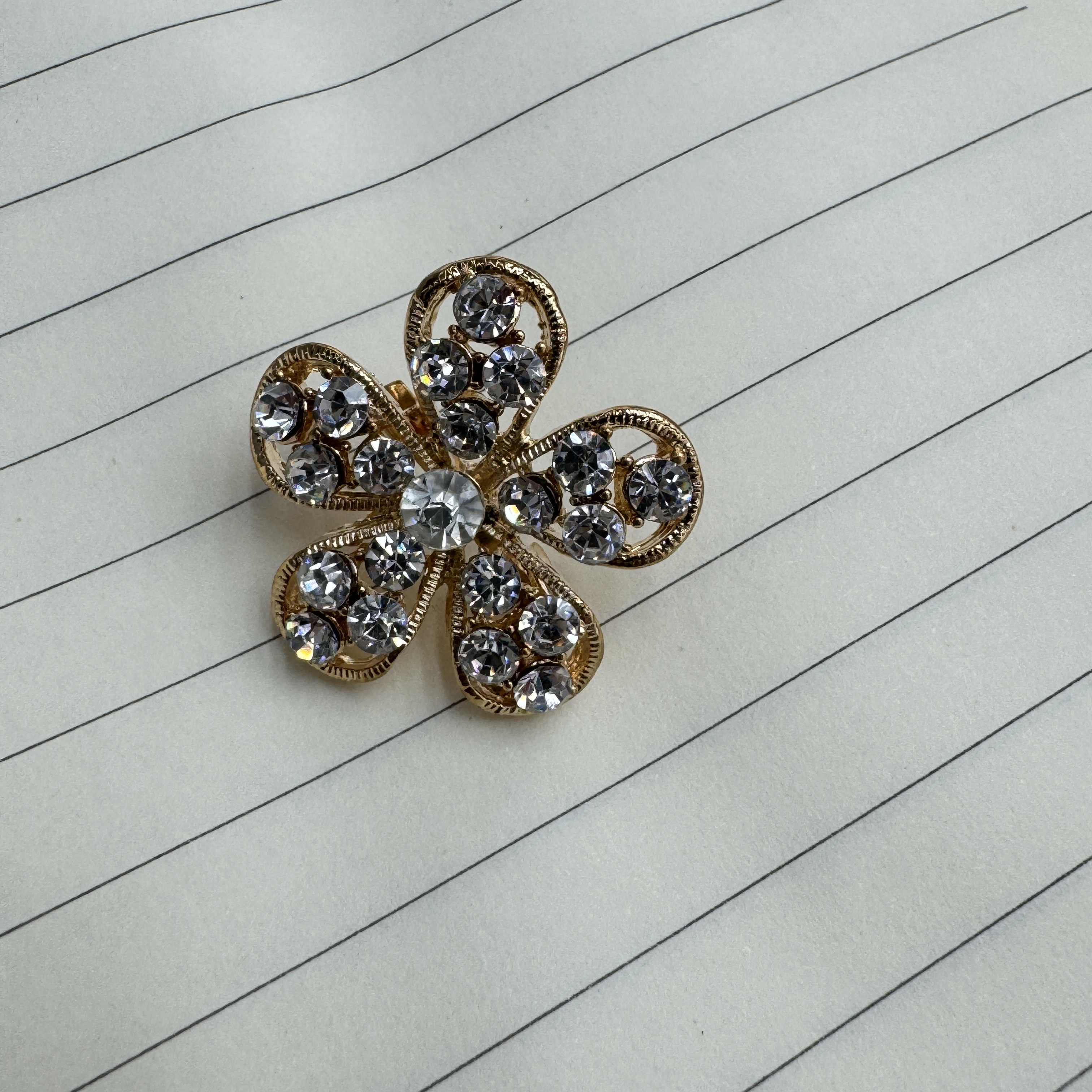 合金款潮流花朵小香风水钻爆款胸针