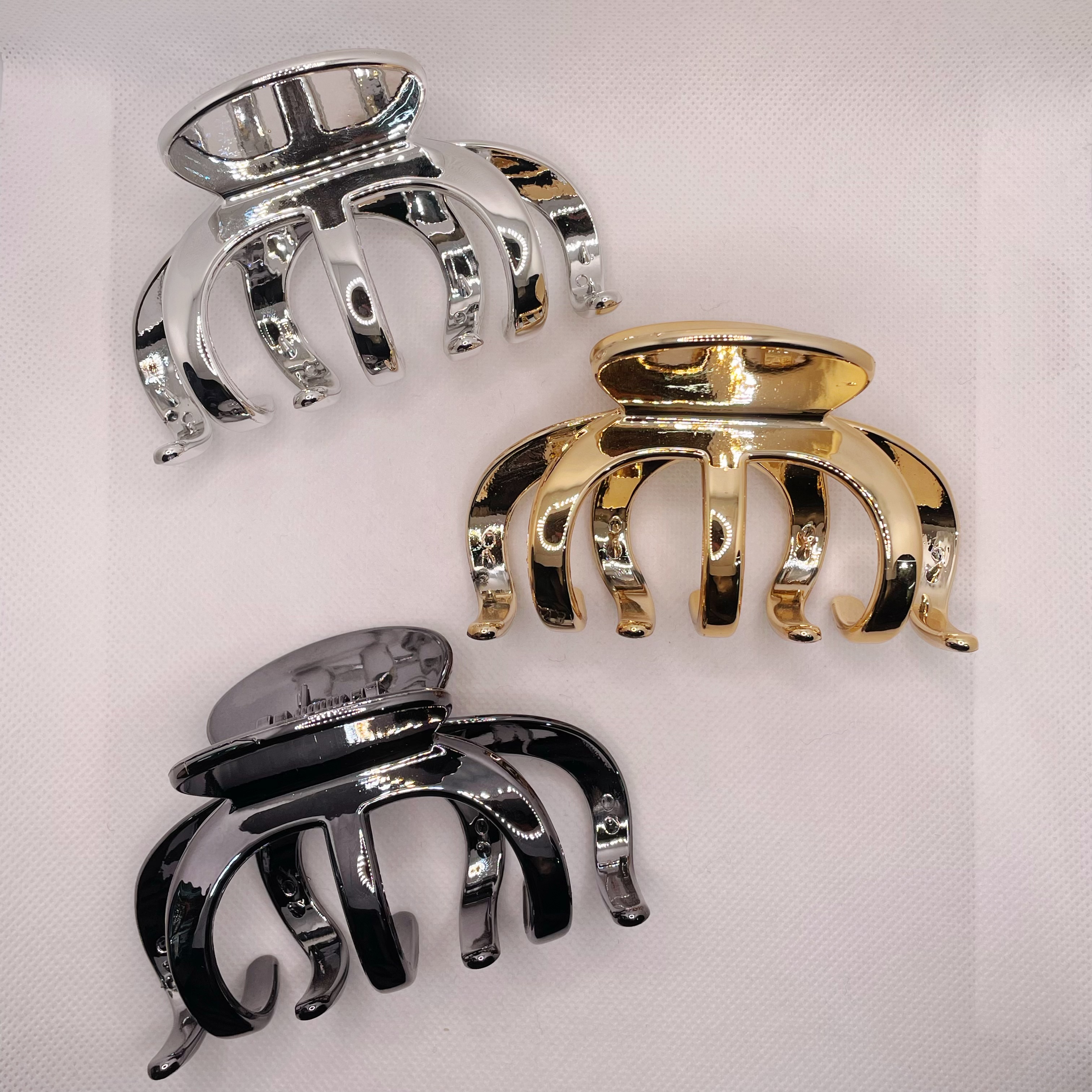 The high-end silver shark clip is a light and luxurious hair accessory with a touch of elegance. It is a must-have hair accessory for the back of the head of a fashionable goddess detail image 2