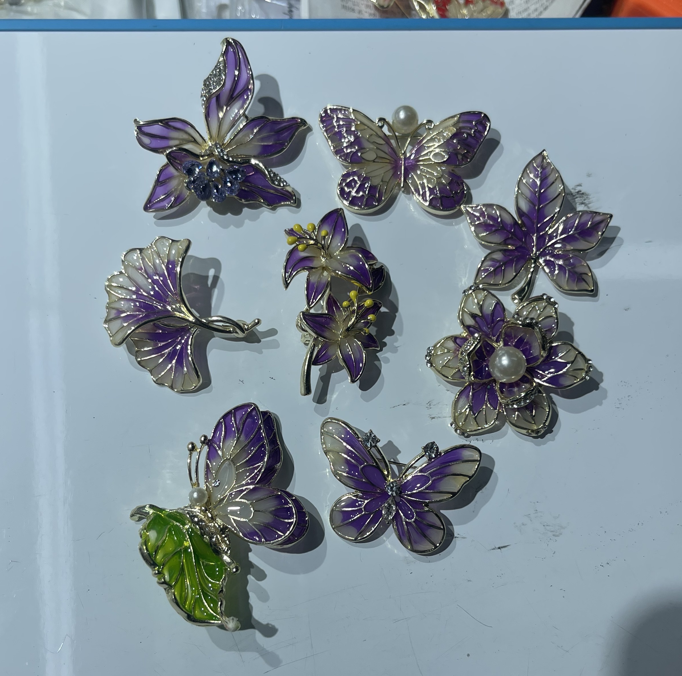 小香风胸针滴油马口铁胸章吧唧时尚个性配饰女款潮流百搭胸针小香风胸针滴油白底实物图