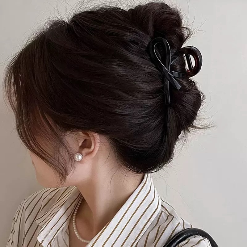 Small, elegant hair clip, a high-end look at the back of a woman's head, a shark clip, a half-tied, seamless hair bun, a hair clip details Picture