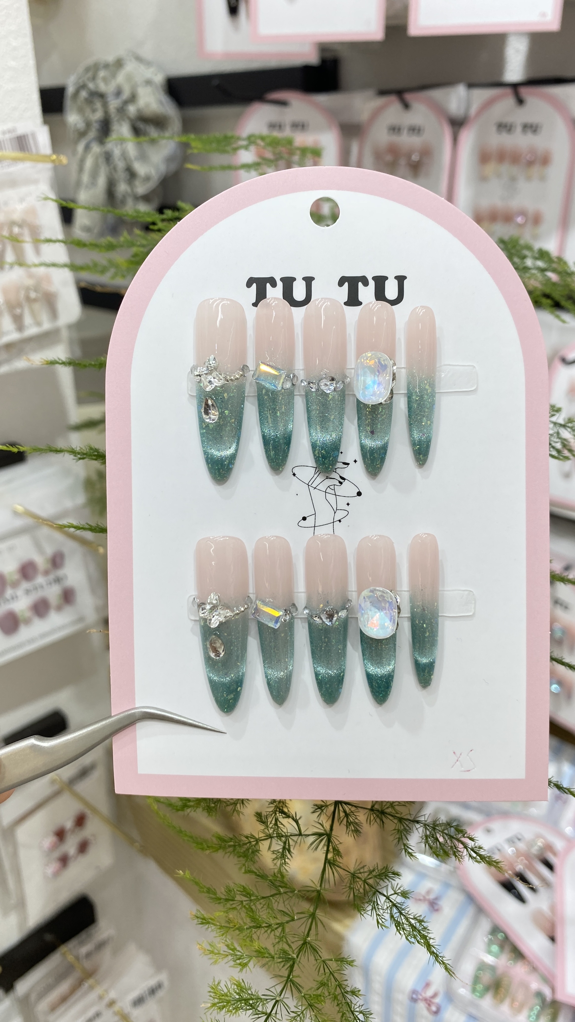 Tutu's hand-worn nails are super long, 4.0 fine dog green, exuding elegance. With diamonds, they look extremely fair. They are nail stickers, nail stickers, and nail stickers