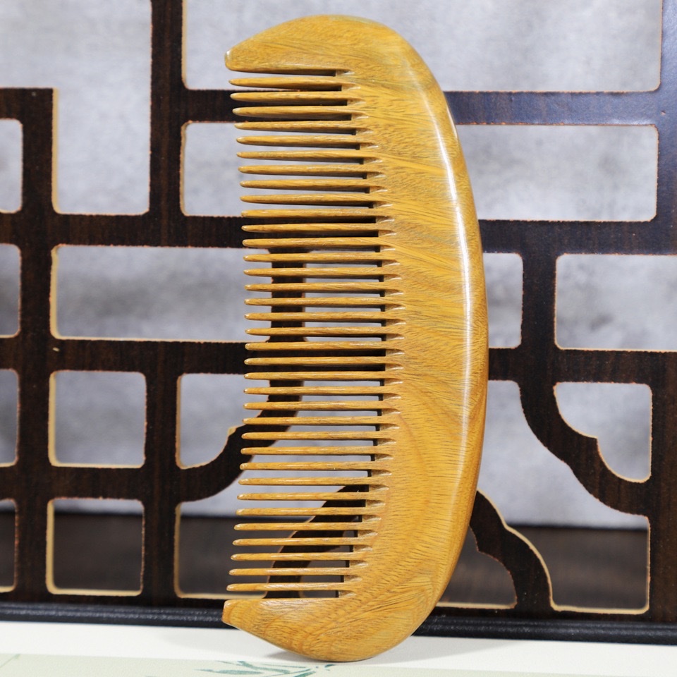 Green sandalwood comb, moon comb, fine-toothed wide-toothed massage comb, household gift comb, portable green sandalwood comb detail image 4