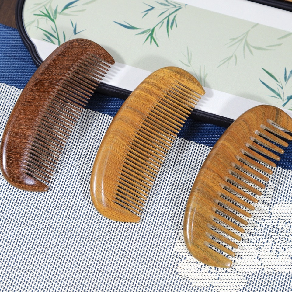 Green sandalwood comb, moon comb, fine-toothed wide-toothed massage comb, household gift comb, portable green sandalwood comb detail image 2