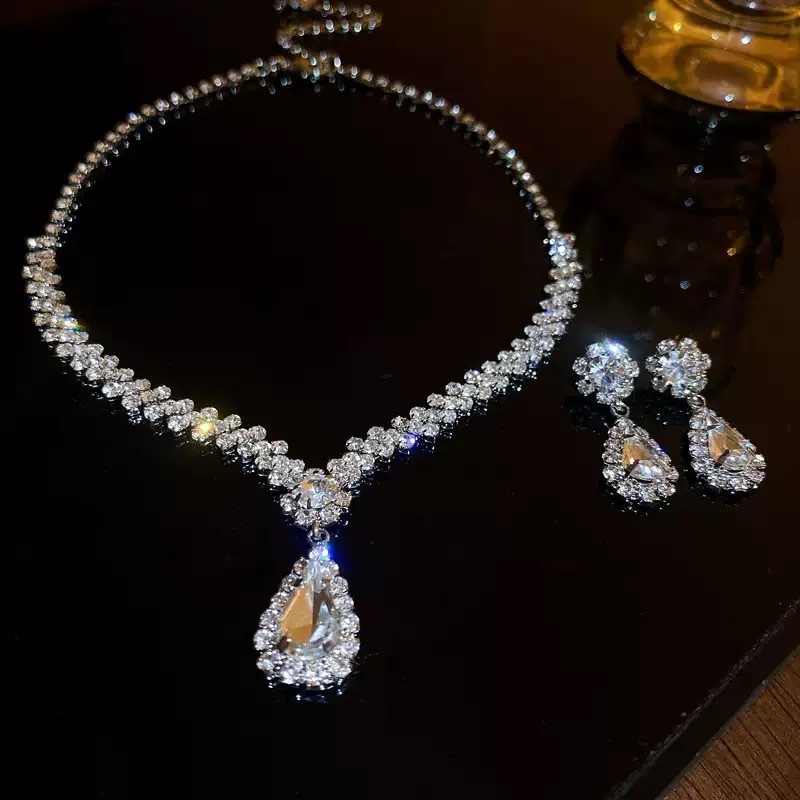 Cross-border bestseller zircon diamond-encrusted geometric necklace earring set, light luxury collarbone chain, high-end and elegant accessory wholesale necklace Application Scenario