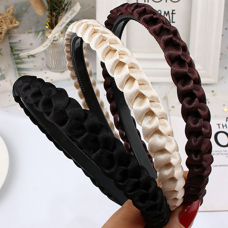 Elegant braided hairband for women, fine and toothed hair band, versatile headwear for washing face, retro and high-end style, fabric headband Application Scenario
